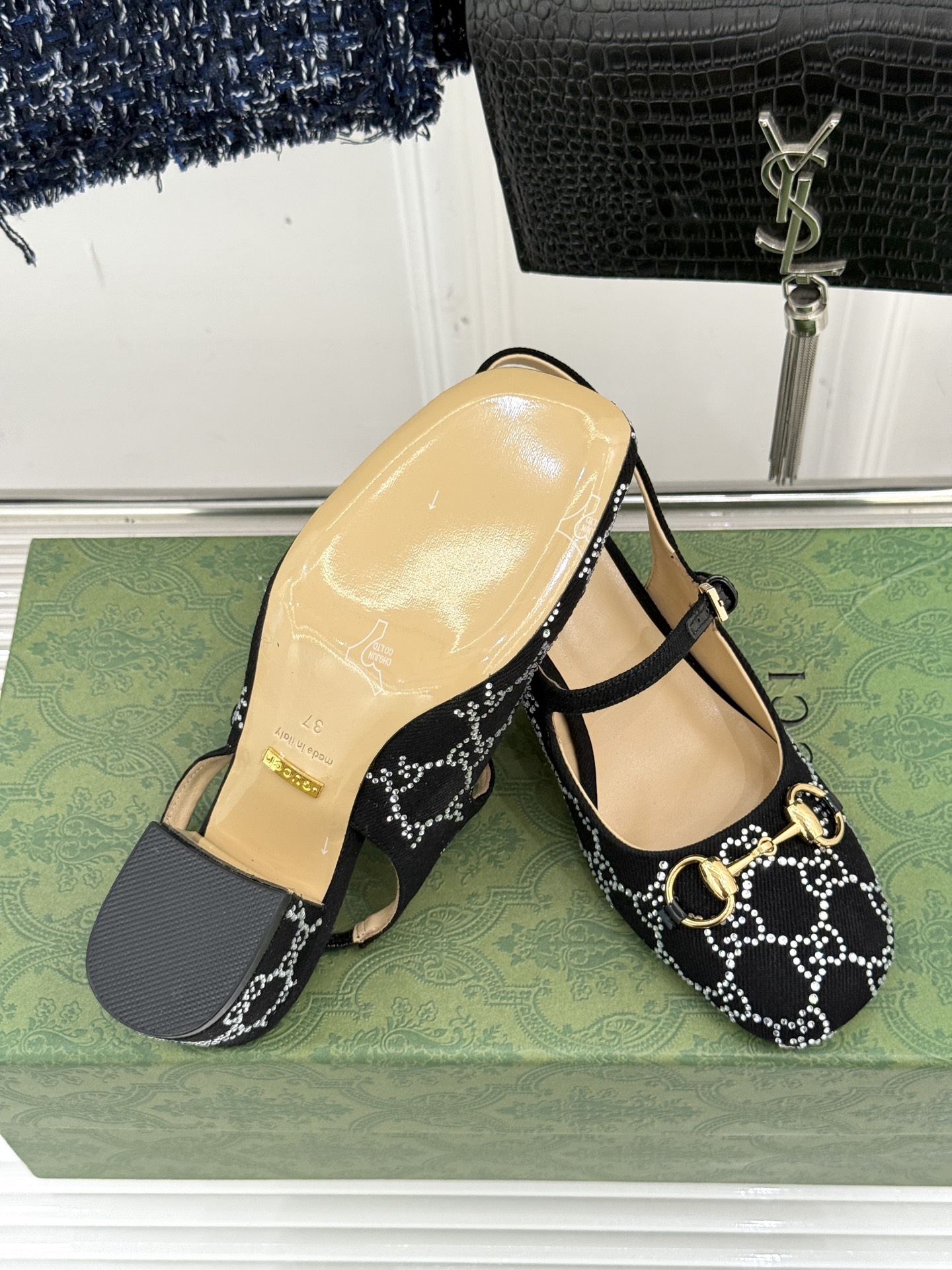 
Gucci/古驰25WF春夏新品马衔扣水钻
后空粗跟凉鞋
经典马衔扣元素 作为G家的标志性符号
彰显着