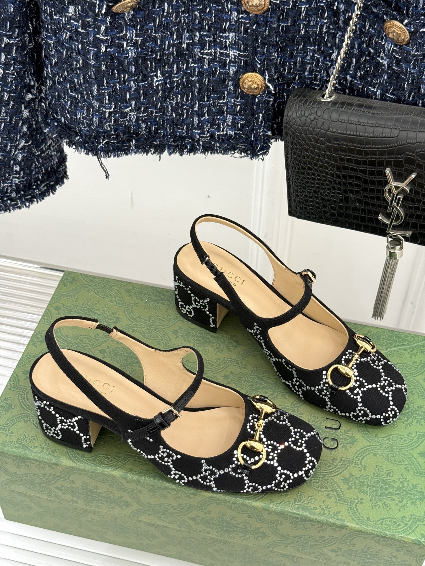 
Gucci/古驰25WF春夏新品马衔扣水钻
后空粗跟凉鞋
经典马衔扣元素 作为G家的标志性符号
彰显着