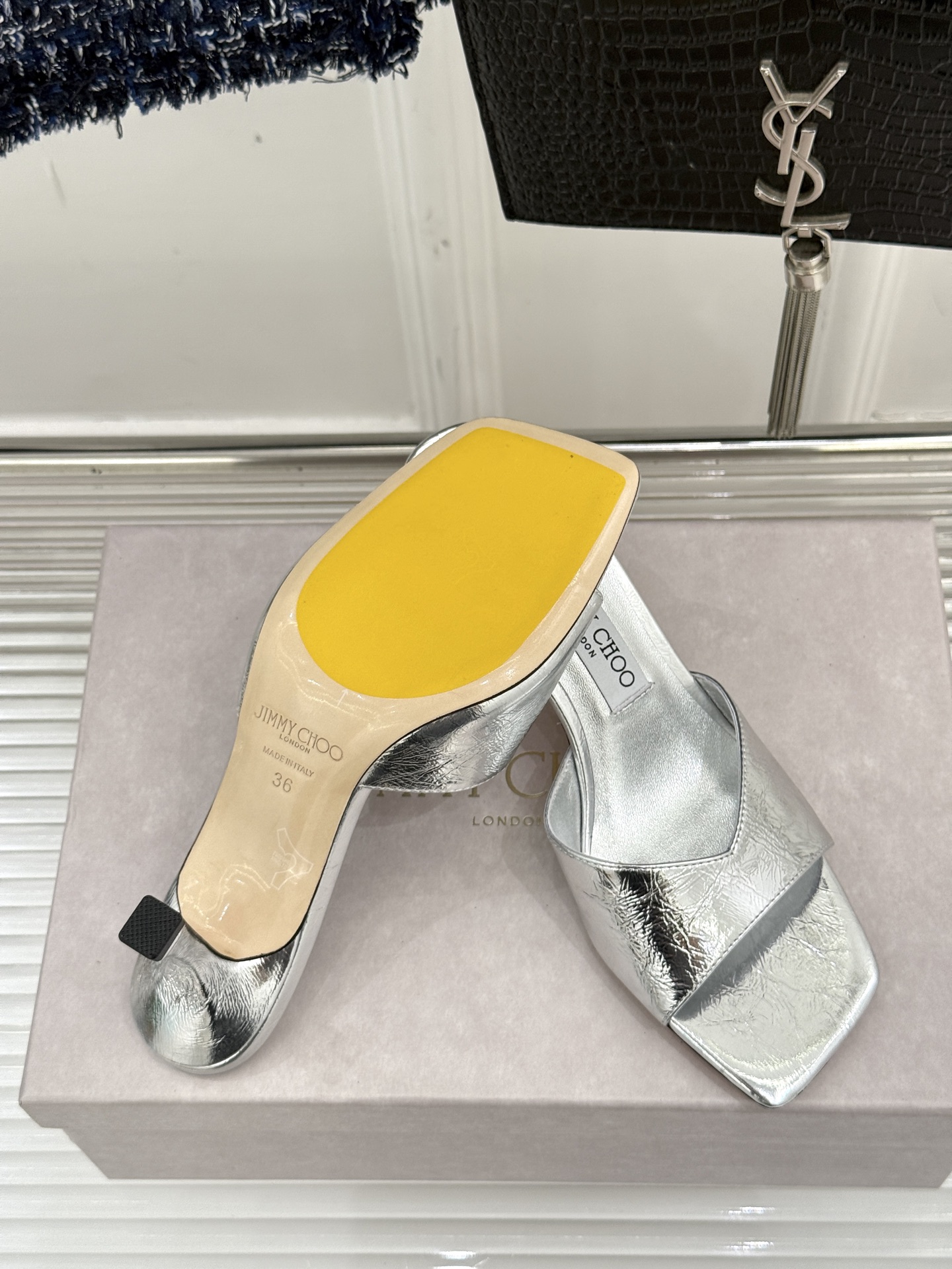 
Jimmy Choo｜吉米周经典
高跟拖鞋
真的是看一眼就爱上的程度 
丝毫不夸张 设计显秀气
上脚贼