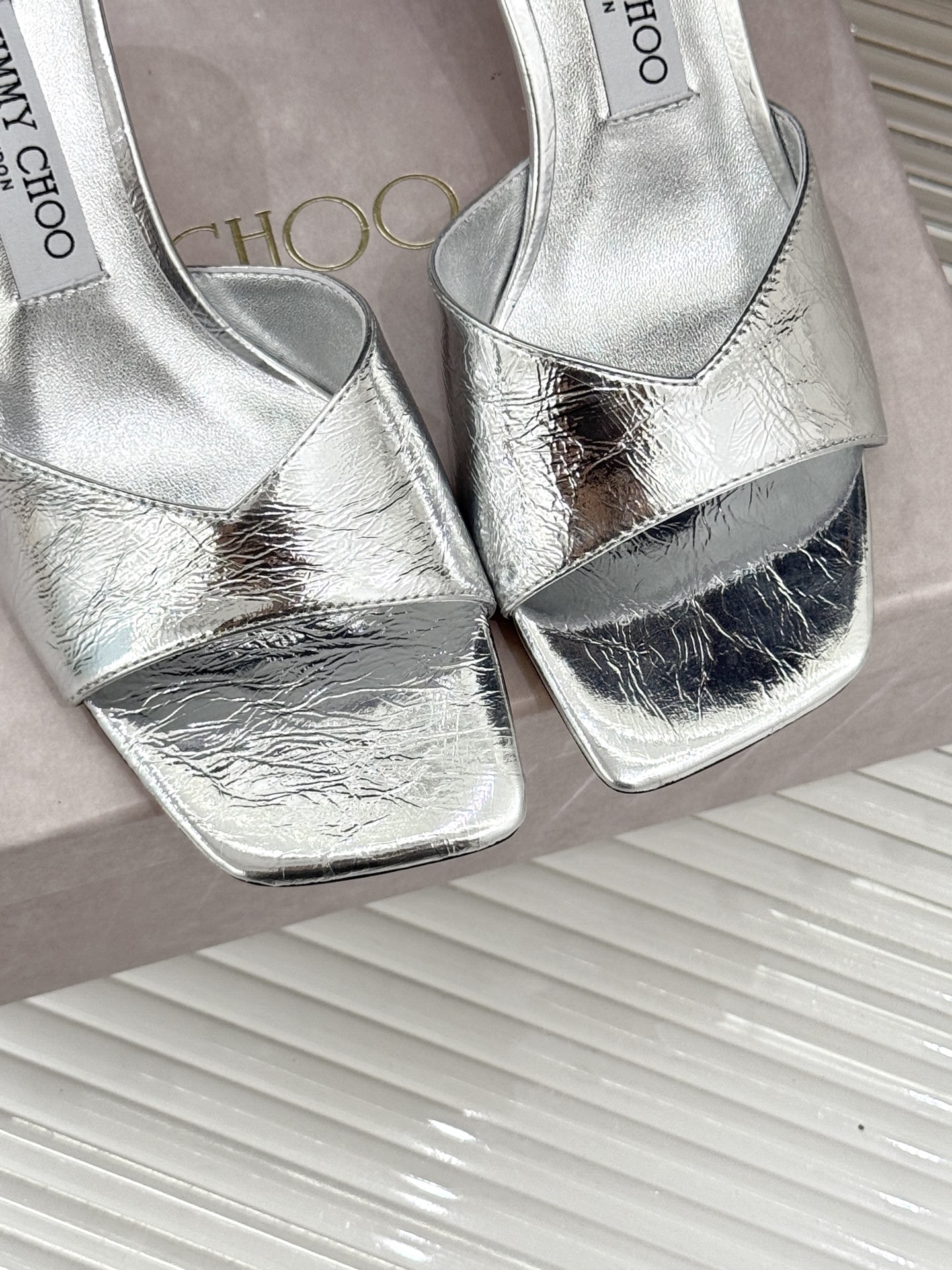 
Jimmy Choo｜吉米周经典
高跟拖鞋
真的是看一眼就爱上的程度 
丝毫不夸张 设计显秀气
上脚贼
