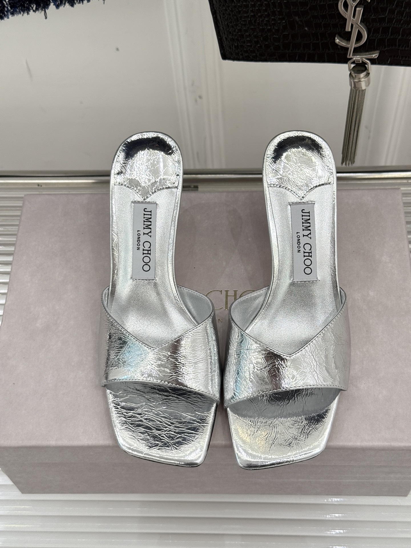 
Jimmy Choo｜吉米周经典
高跟拖鞋
真的是看一眼就爱上的程度 
丝毫不夸张 设计显秀气
上脚贼