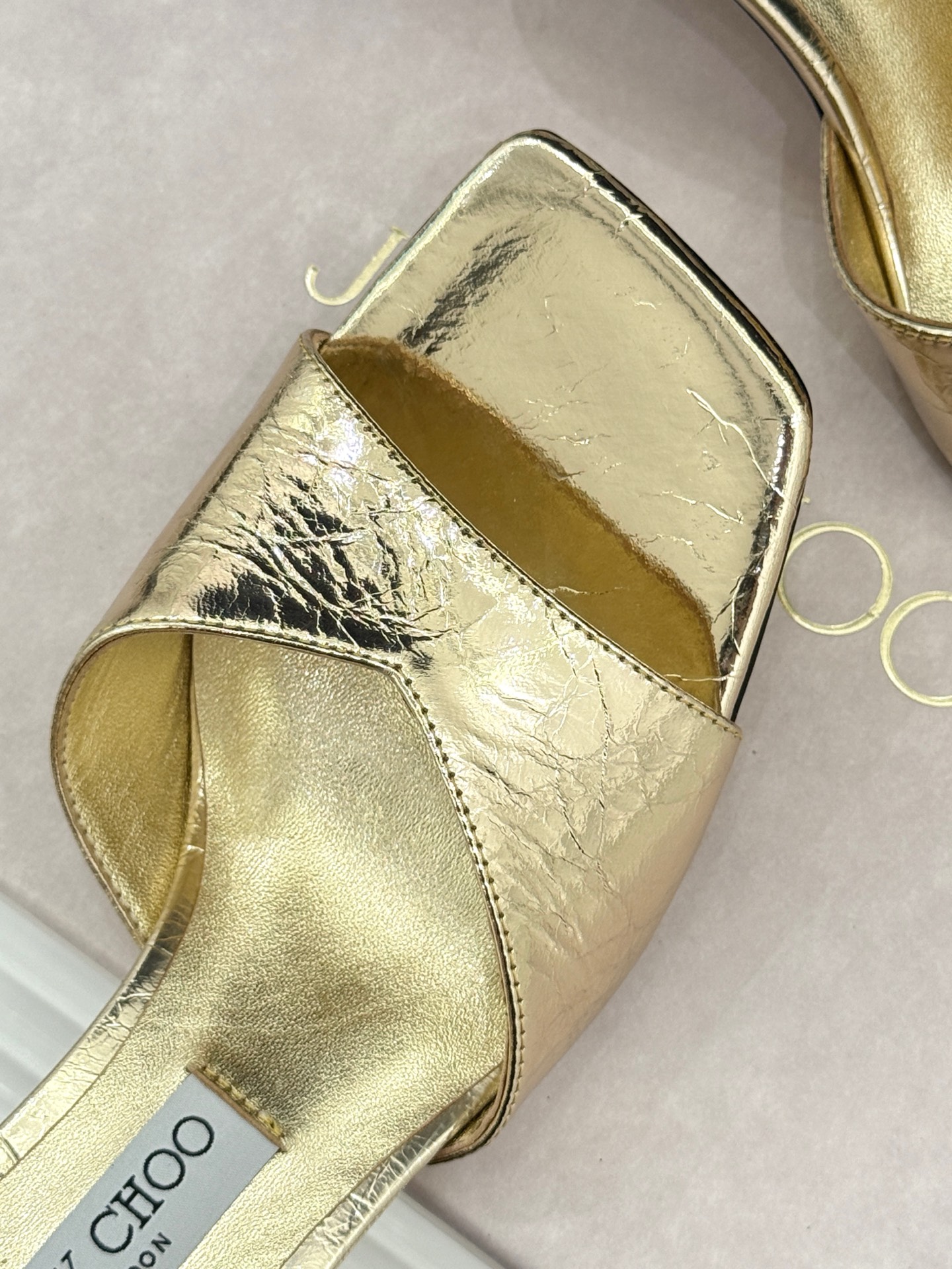 
Jimmy Choo｜吉米周经典
高跟拖鞋
真的是看一眼就爱上的程度 
丝毫不夸张 设计显秀气
上脚贼