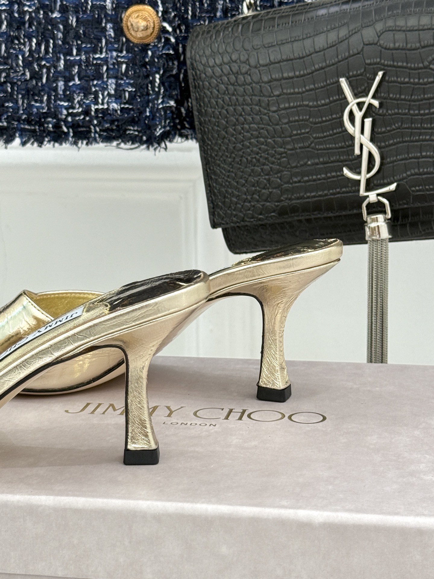 
Jimmy Choo｜吉米周经典
高跟拖鞋
真的是看一眼就爱上的程度 
丝毫不夸张 设计显秀气
上脚贼
