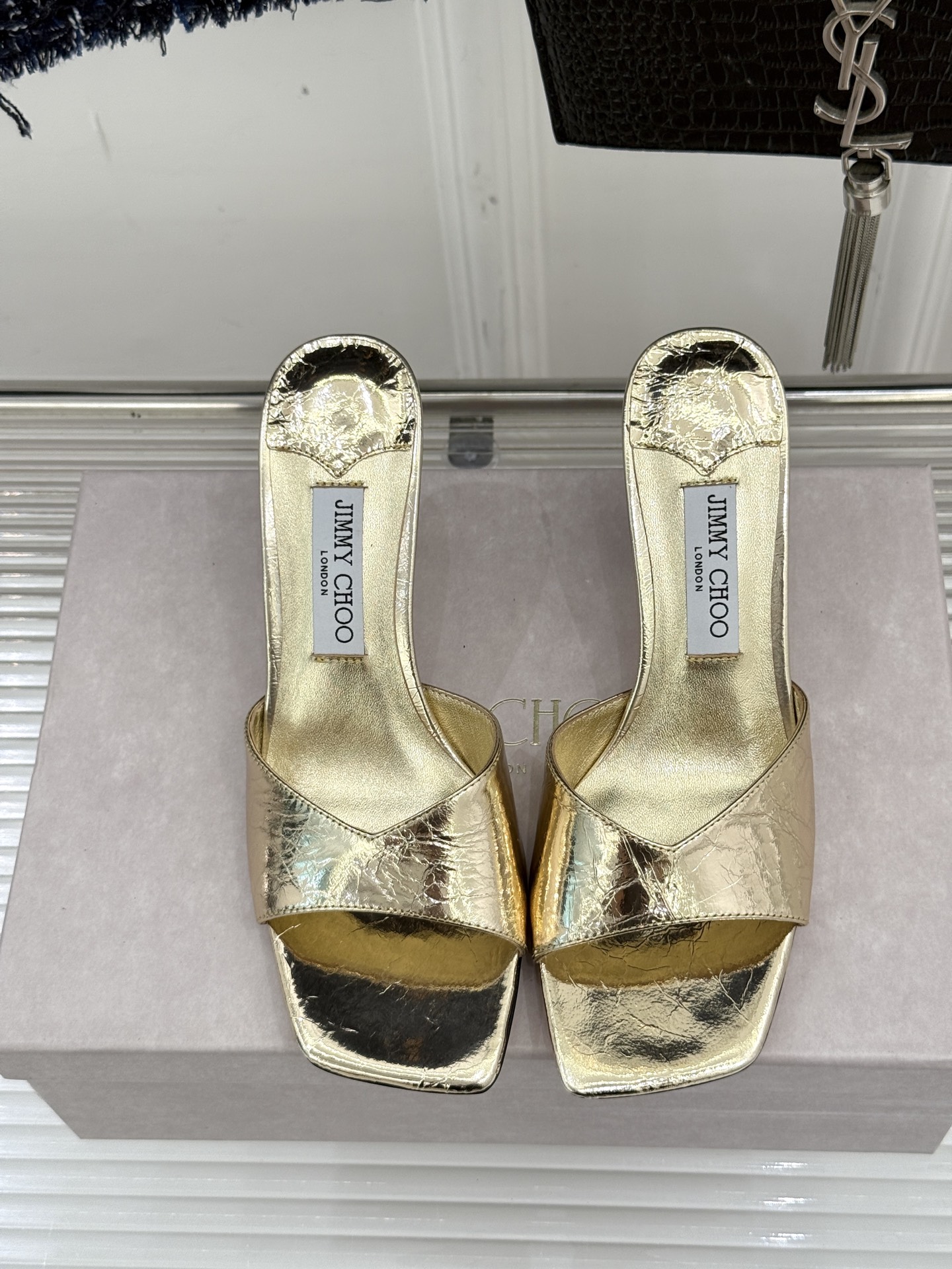 
Jimmy Choo｜吉米周经典
高跟拖鞋
真的是看一眼就爱上的程度 
丝毫不夸张 设计显秀气
上脚贼