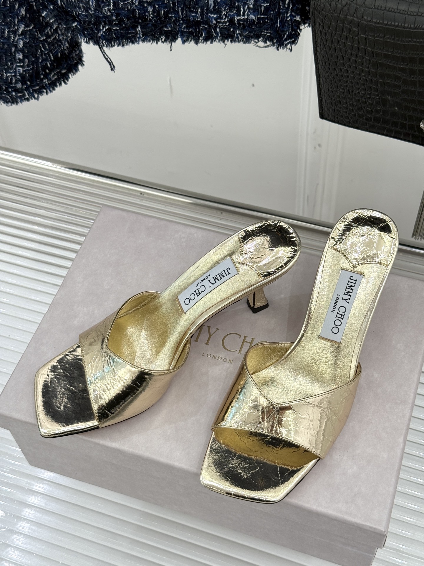 
Jimmy Choo｜吉米周经典
高跟拖鞋
真的是看一眼就爱上的程度 
丝毫不夸张 设计显秀气
上脚贼