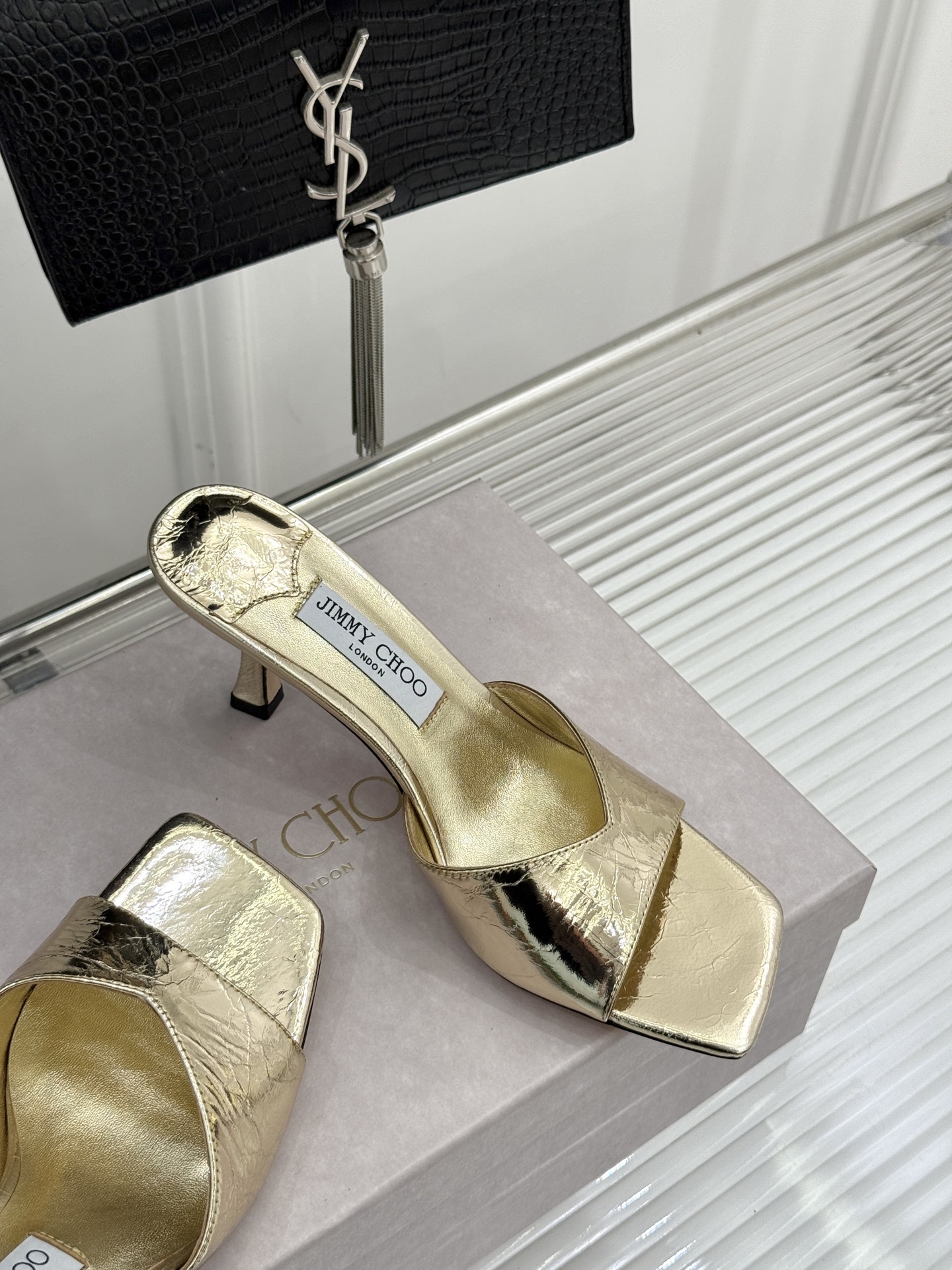 
Jimmy Choo｜吉米周经典
高跟拖鞋
真的是看一眼就爱上的程度 
丝毫不夸张 设计显秀气
上脚贼