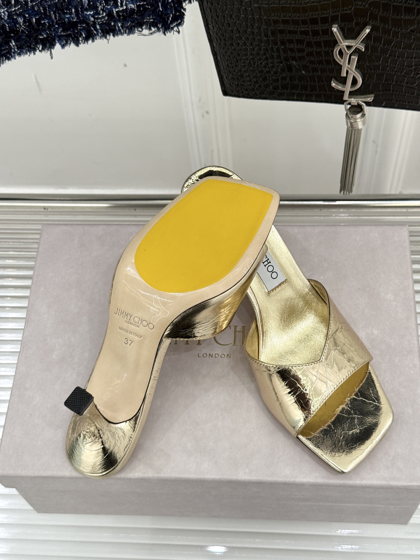 
Jimmy Choo｜吉米周经典
高跟拖鞋
真的是看一眼就爱上的程度 
丝毫不夸张 设计显秀气
上脚贼