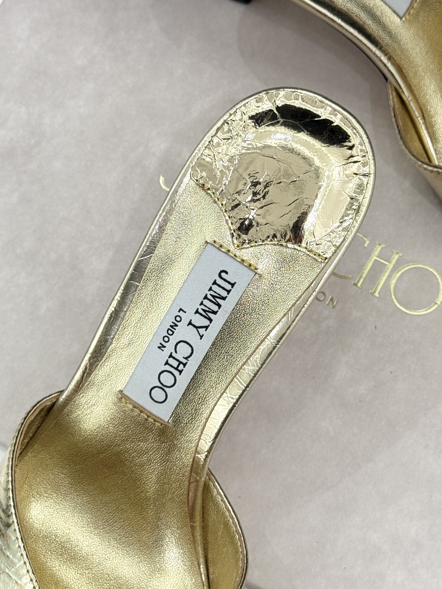 
Jimmy Choo｜吉米周经典
高跟拖鞋
真的是看一眼就爱上的程度 
丝毫不夸张 设计显秀气
上脚贼