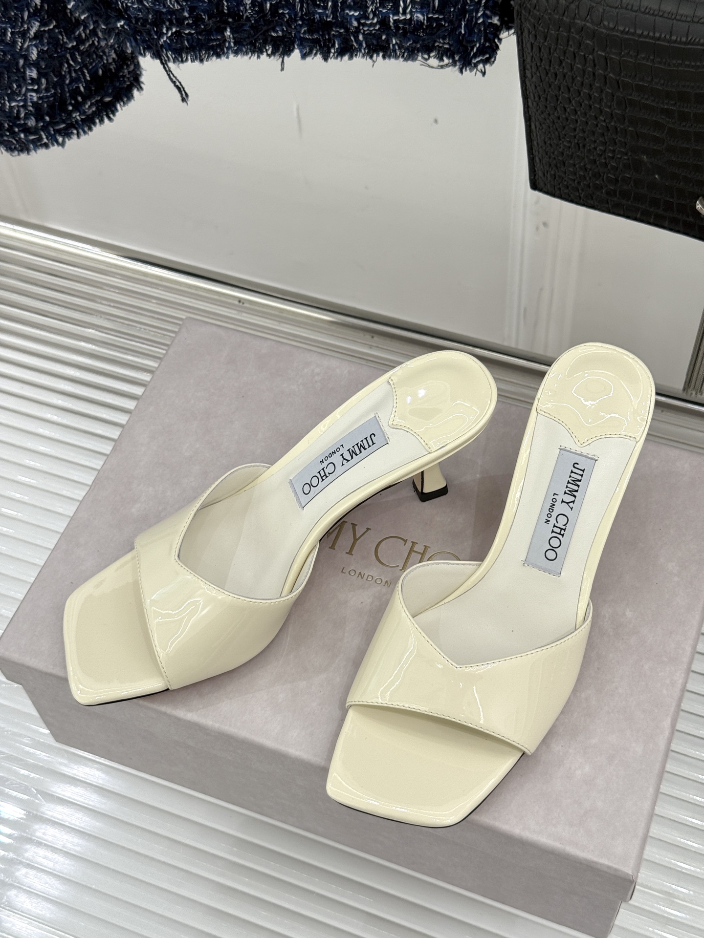 
Jimmy Choo｜吉米周经典
高跟拖鞋
真的是看一眼就爱上的程度 
丝毫不夸张 设计显秀气
上脚贼