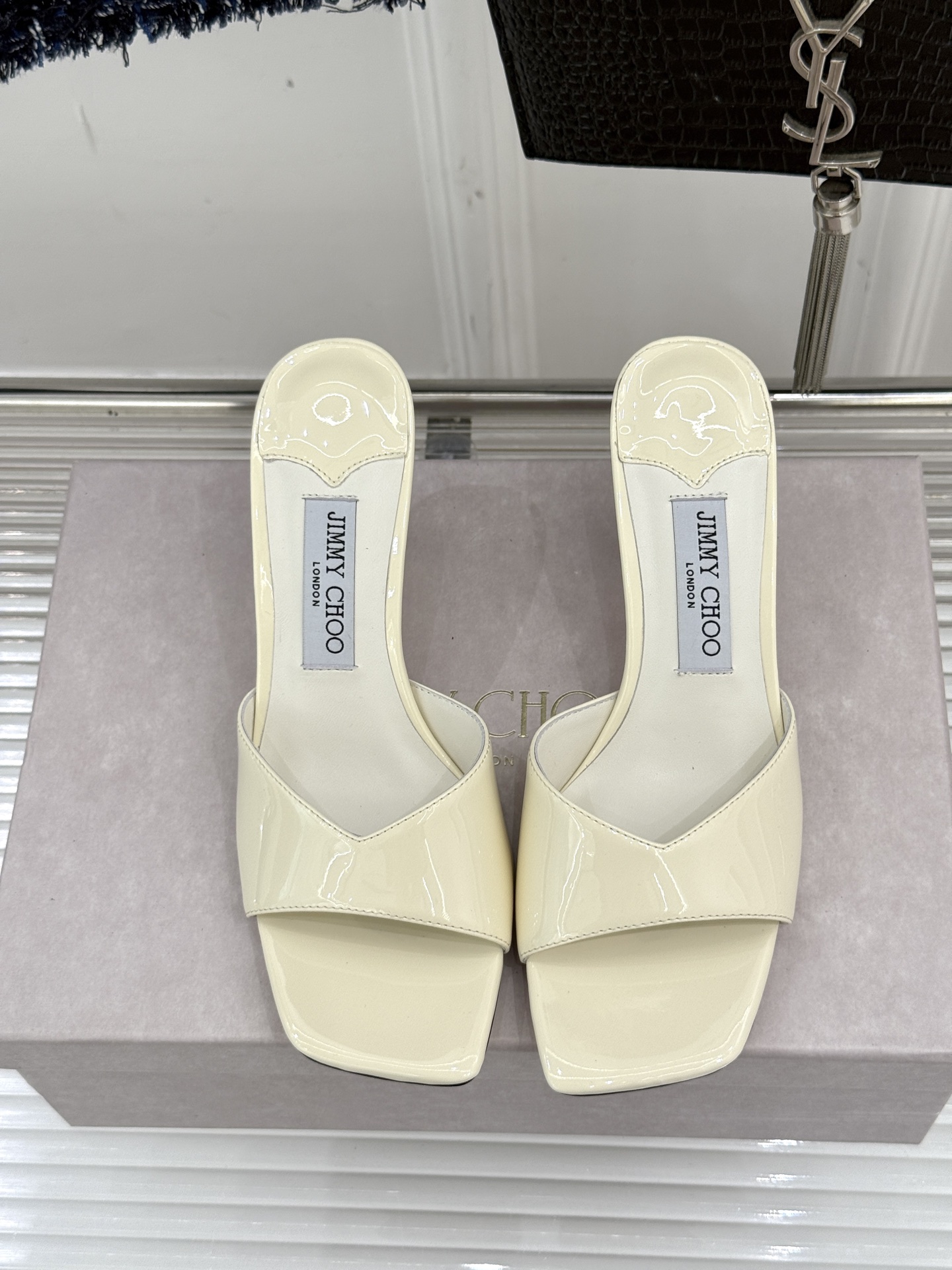 
Jimmy Choo｜吉米周经典
高跟拖鞋
真的是看一眼就爱上的程度 
丝毫不夸张 设计显秀气
上脚贼