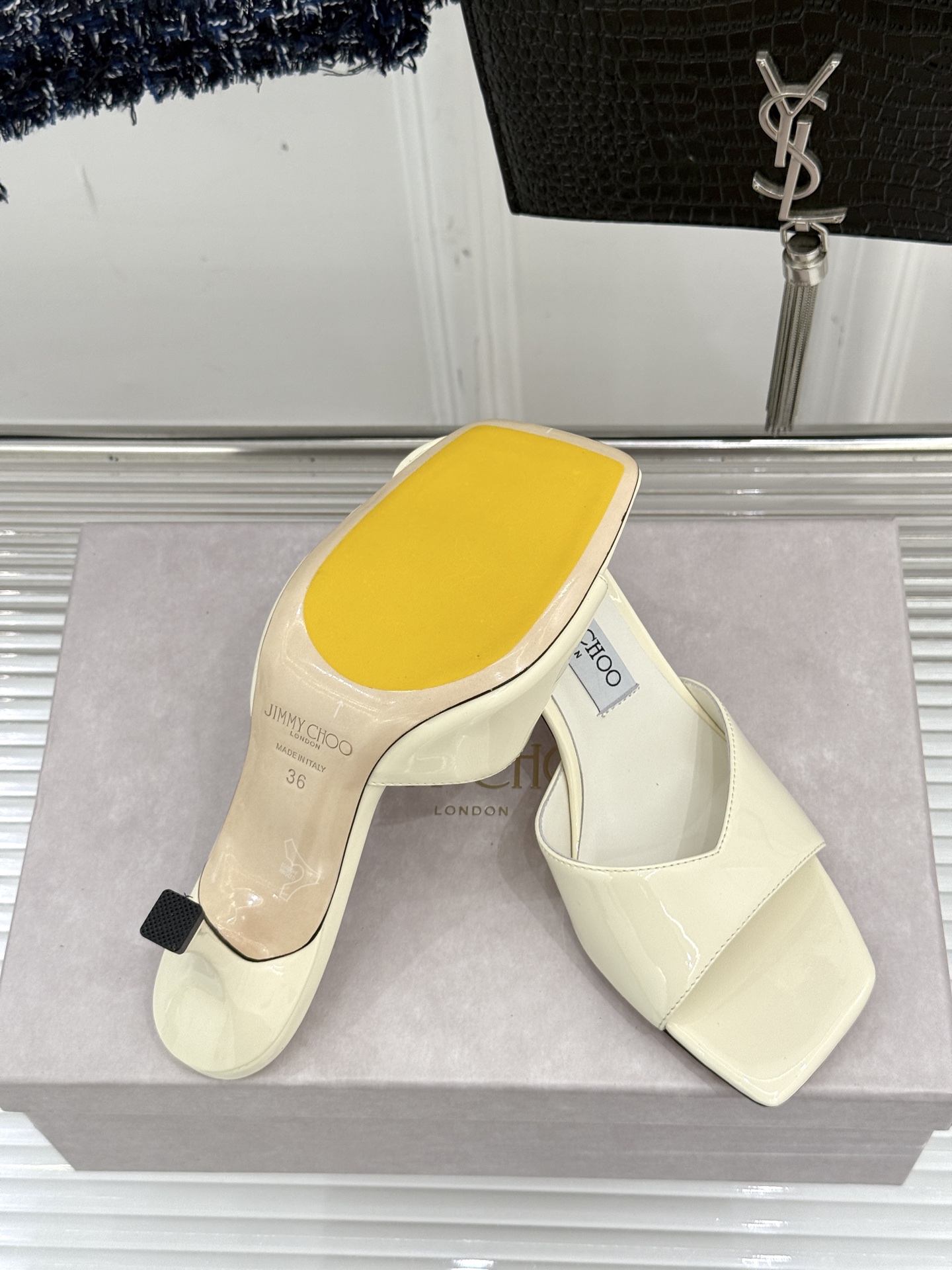 
Jimmy Choo｜吉米周经典
高跟拖鞋
真的是看一眼就爱上的程度 
丝毫不夸张 设计显秀气
上脚贼