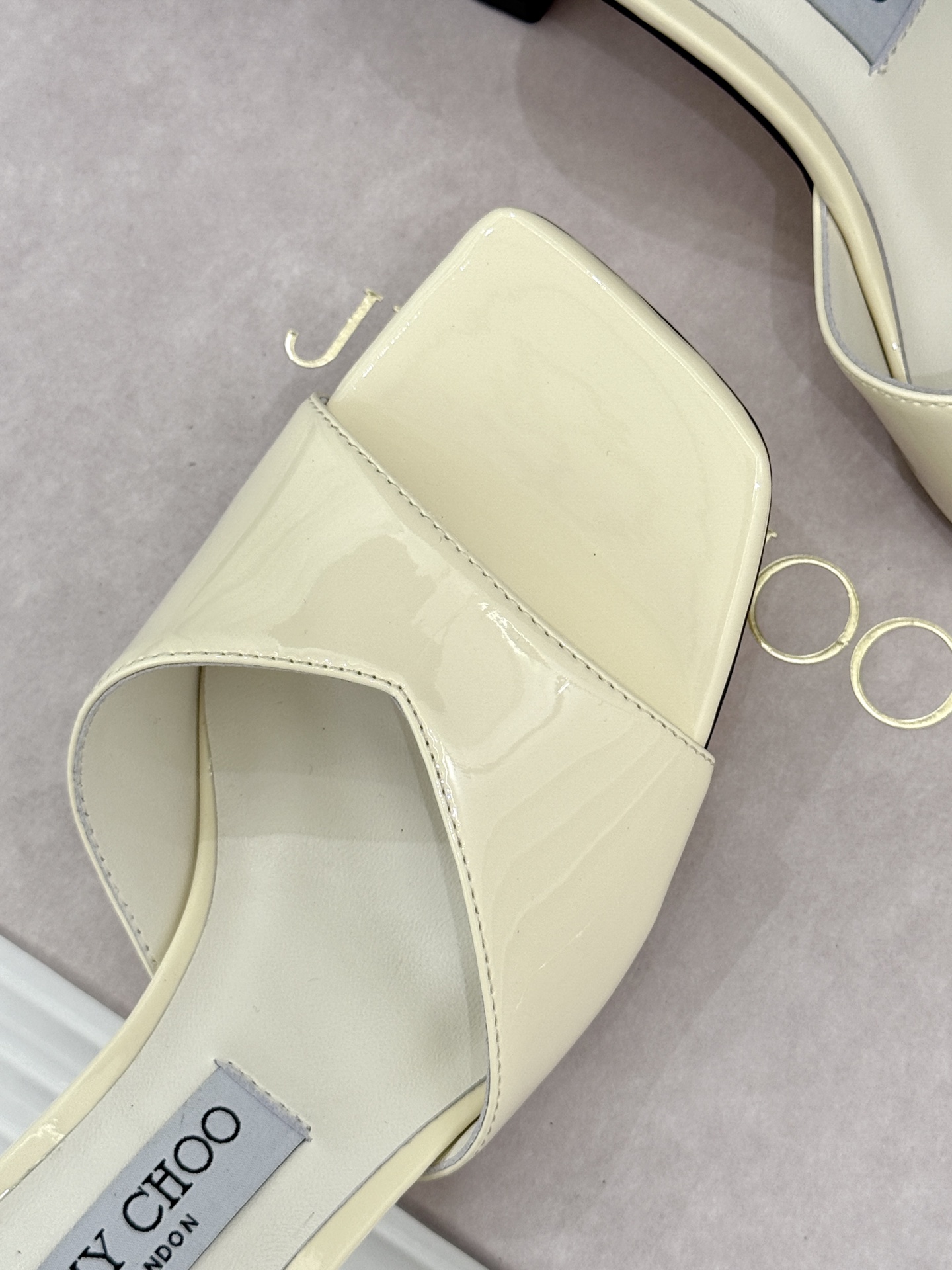 
Jimmy Choo｜吉米周经典
高跟拖鞋
真的是看一眼就爱上的程度 
丝毫不夸张 设计显秀气
上脚贼