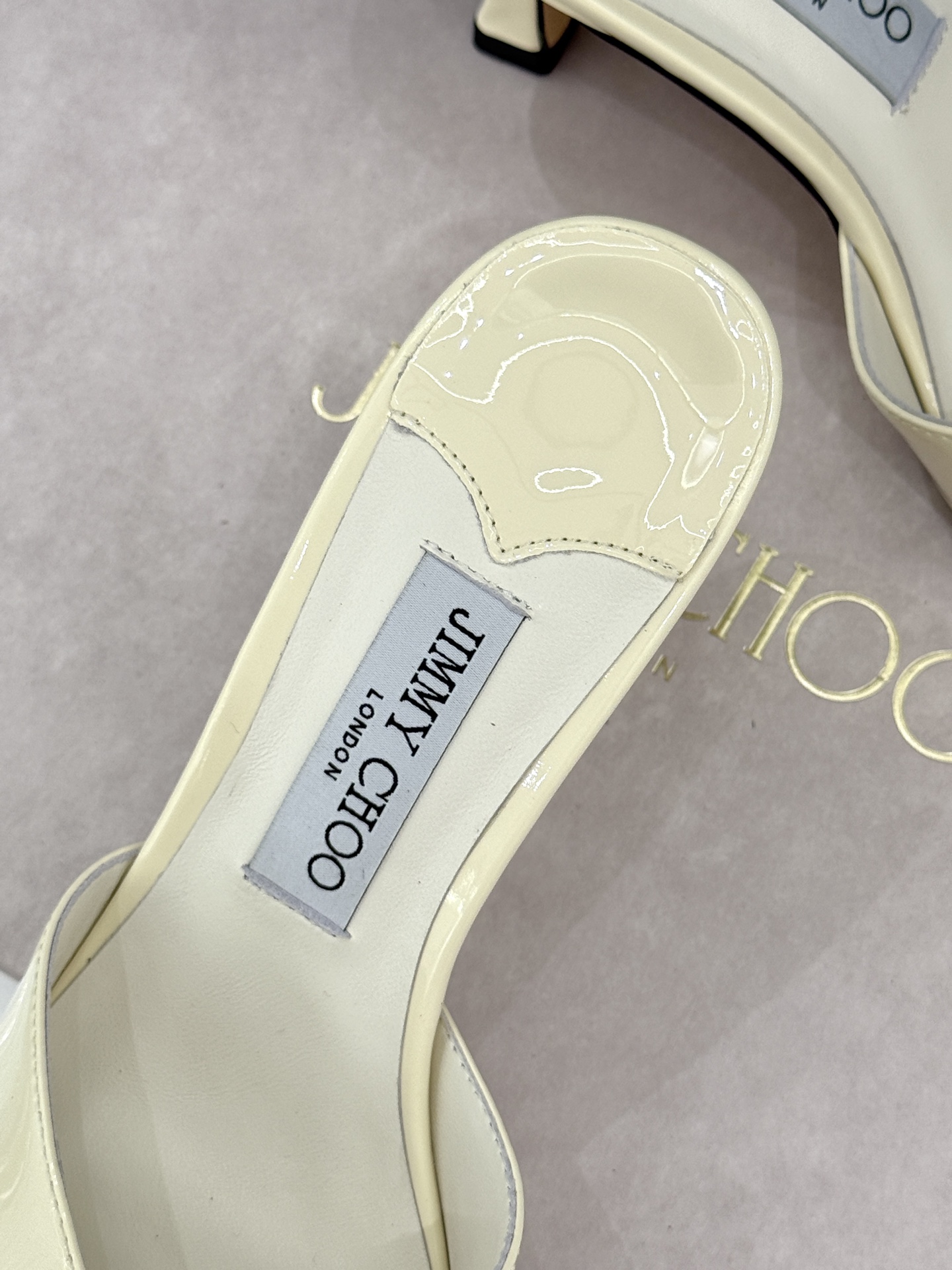 
Jimmy Choo｜吉米周经典
高跟拖鞋
真的是看一眼就爱上的程度 
丝毫不夸张 设计显秀气
上脚贼
