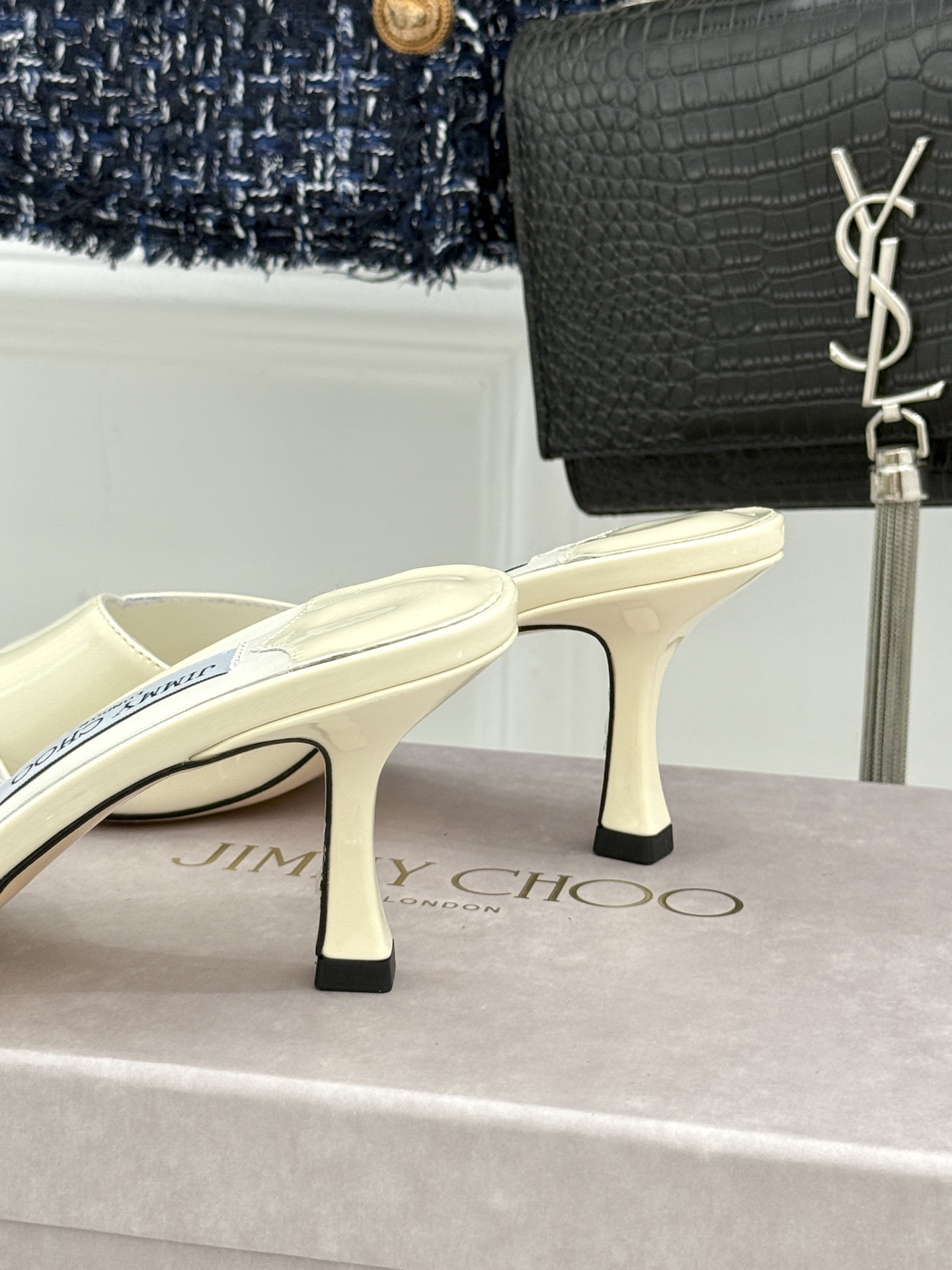 
Jimmy Choo｜吉米周经典
高跟拖鞋
真的是看一眼就爱上的程度 
丝毫不夸张 设计显秀气
上脚贼