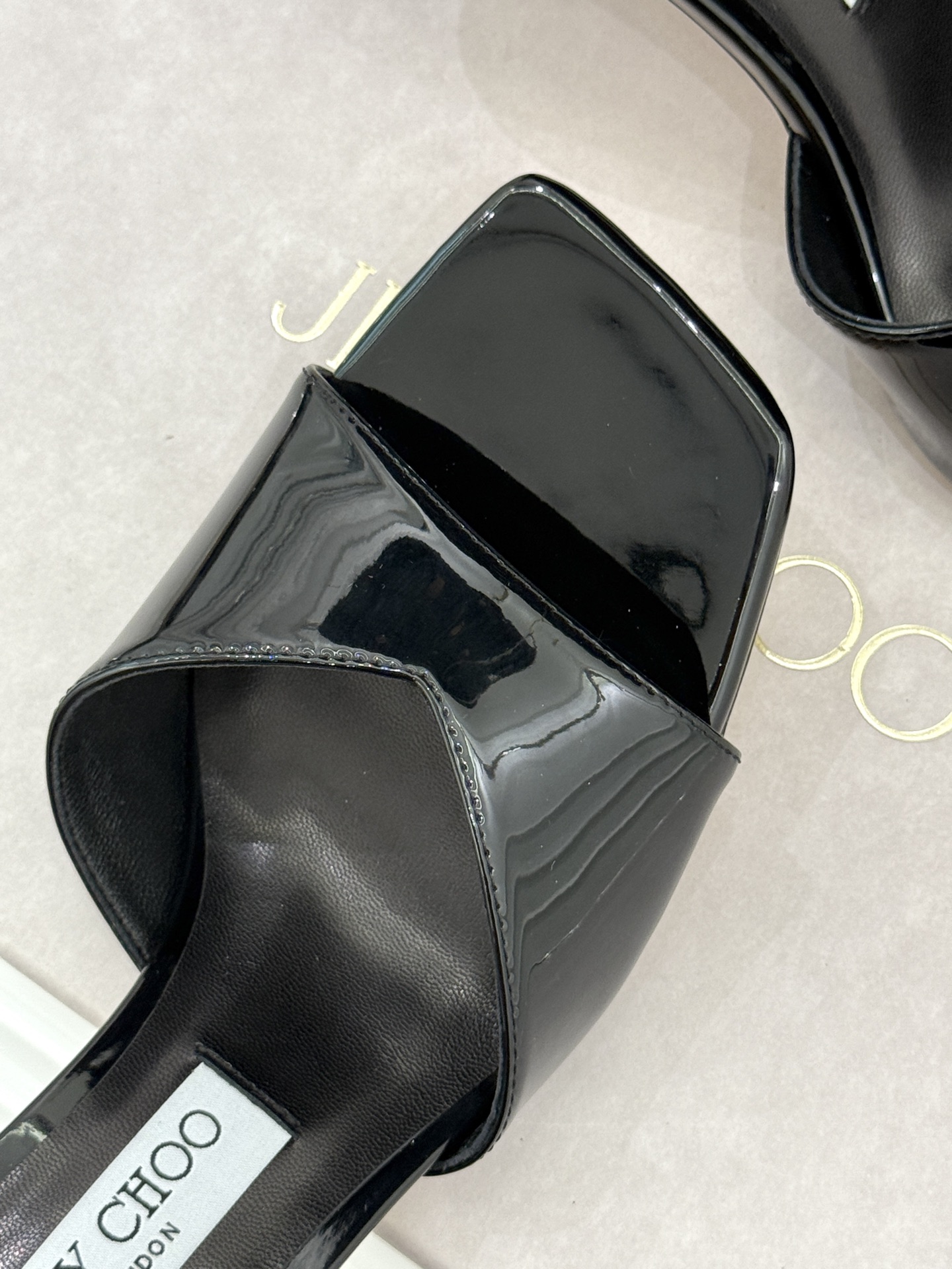 
Jimmy Choo｜吉米周经典
高跟拖鞋
真的是看一眼就爱上的程度 
丝毫不夸张 设计显秀气
上脚贼