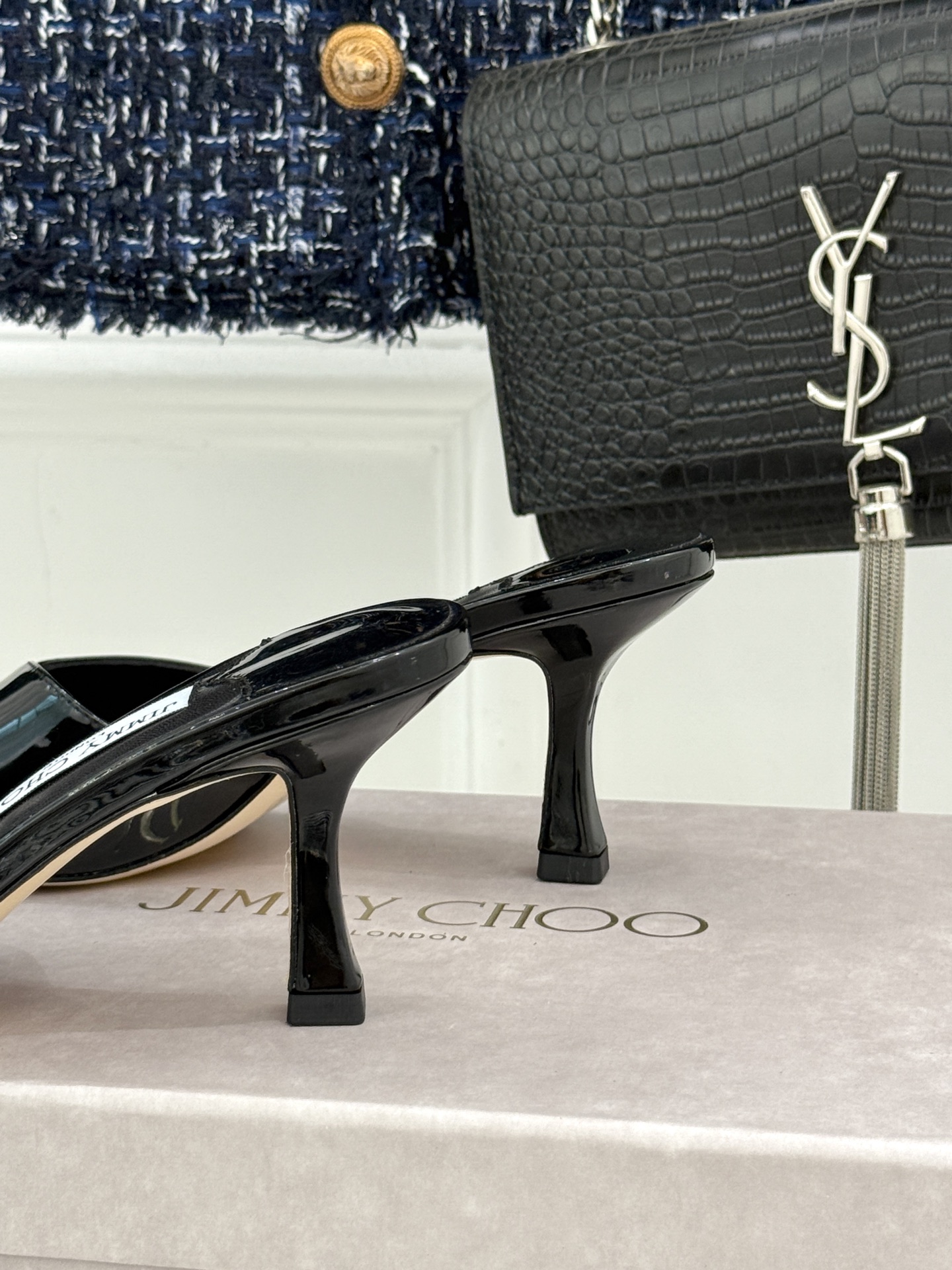 
Jimmy Choo｜吉米周经典
高跟拖鞋
真的是看一眼就爱上的程度 
丝毫不夸张 设计显秀气
上脚贼