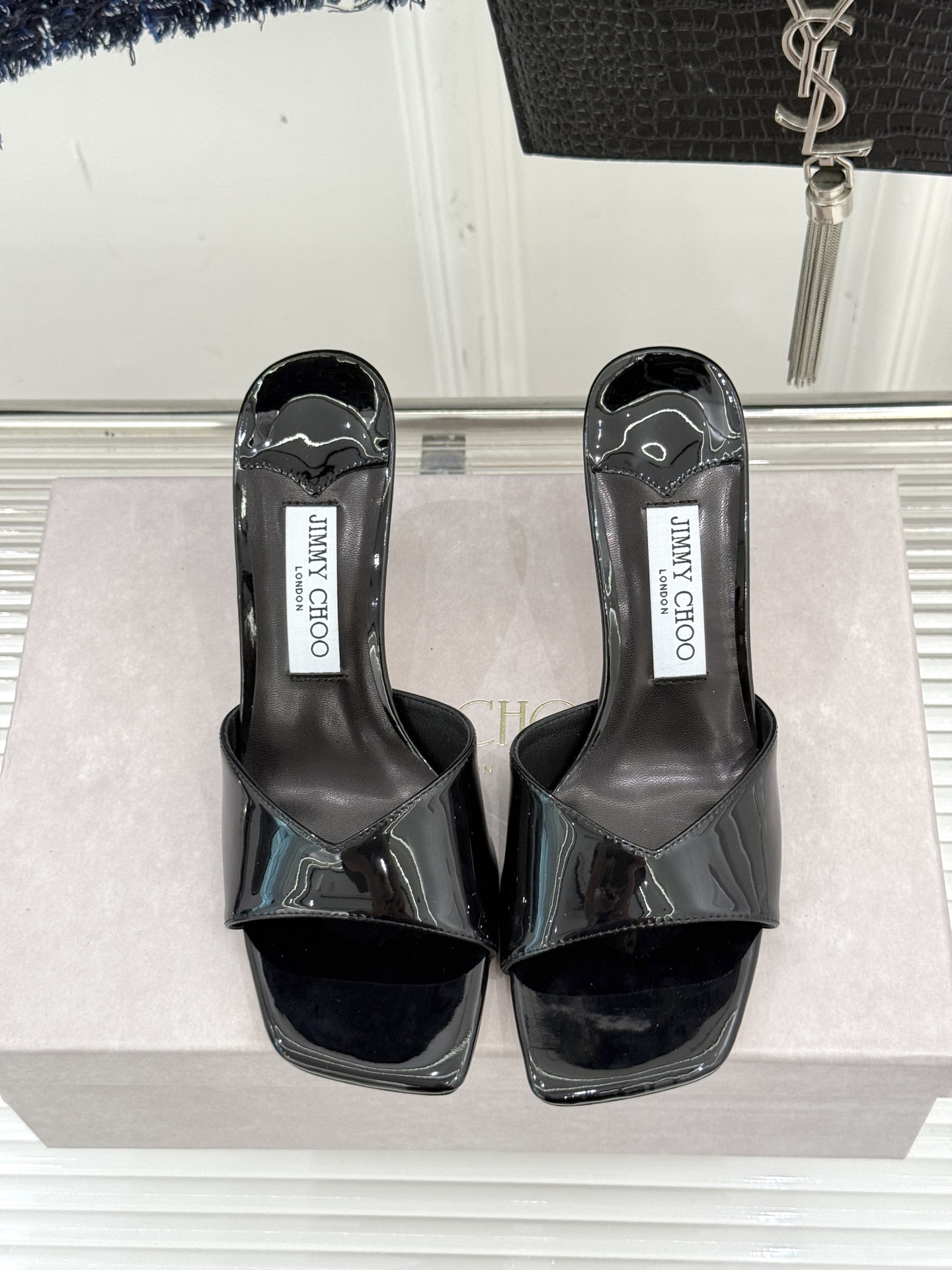
Jimmy Choo｜吉米周经典
高跟拖鞋
真的是看一眼就爱上的程度 
丝毫不夸张 设计显秀气
上脚贼