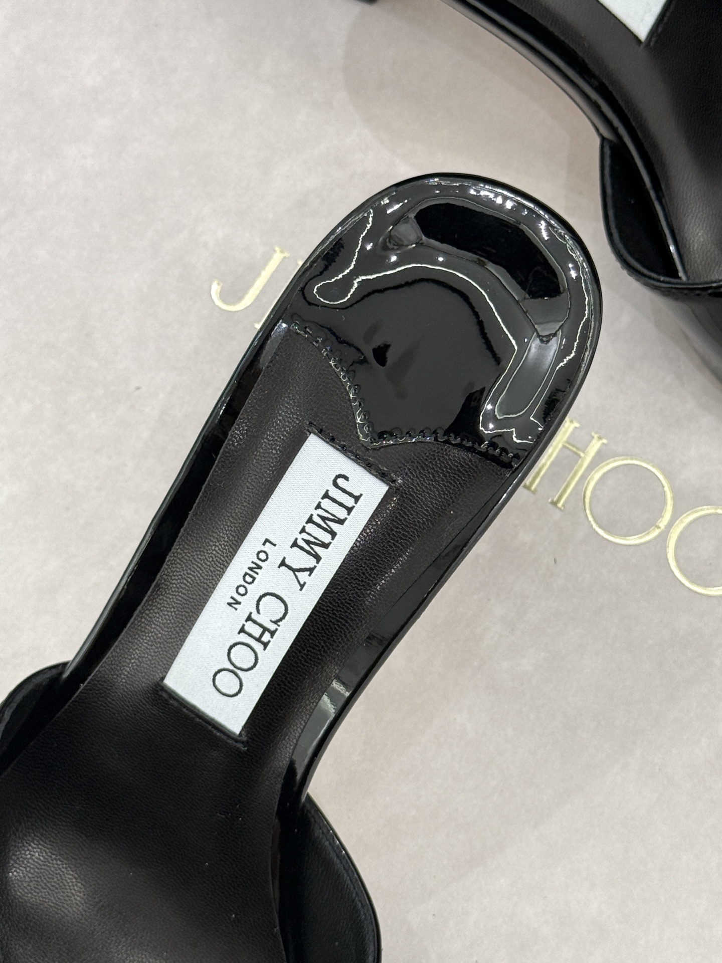 
Jimmy Choo｜吉米周经典
高跟拖鞋
真的是看一眼就爱上的程度 
丝毫不夸张 设计显秀气
上脚贼
