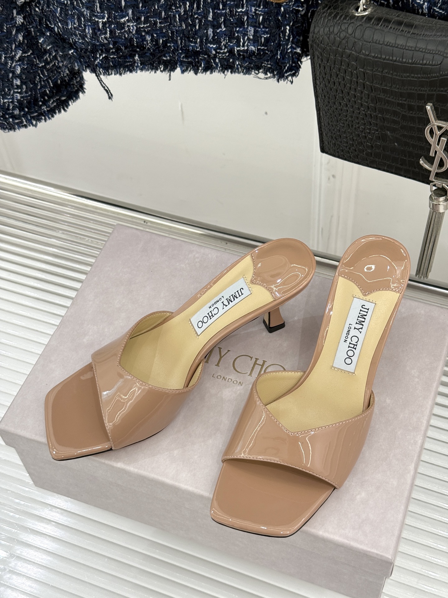 
Jimmy Choo｜吉米周经典
高跟拖鞋
真的是看一眼就爱上的程度 
丝毫不夸张 设计显秀气
上脚贼