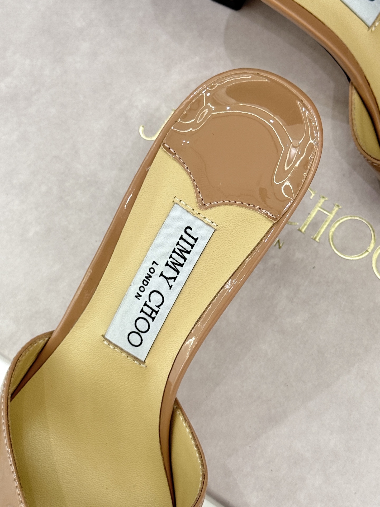 
Jimmy Choo｜吉米周经典
高跟拖鞋
真的是看一眼就爱上的程度 
丝毫不夸张 设计显秀气
上脚贼