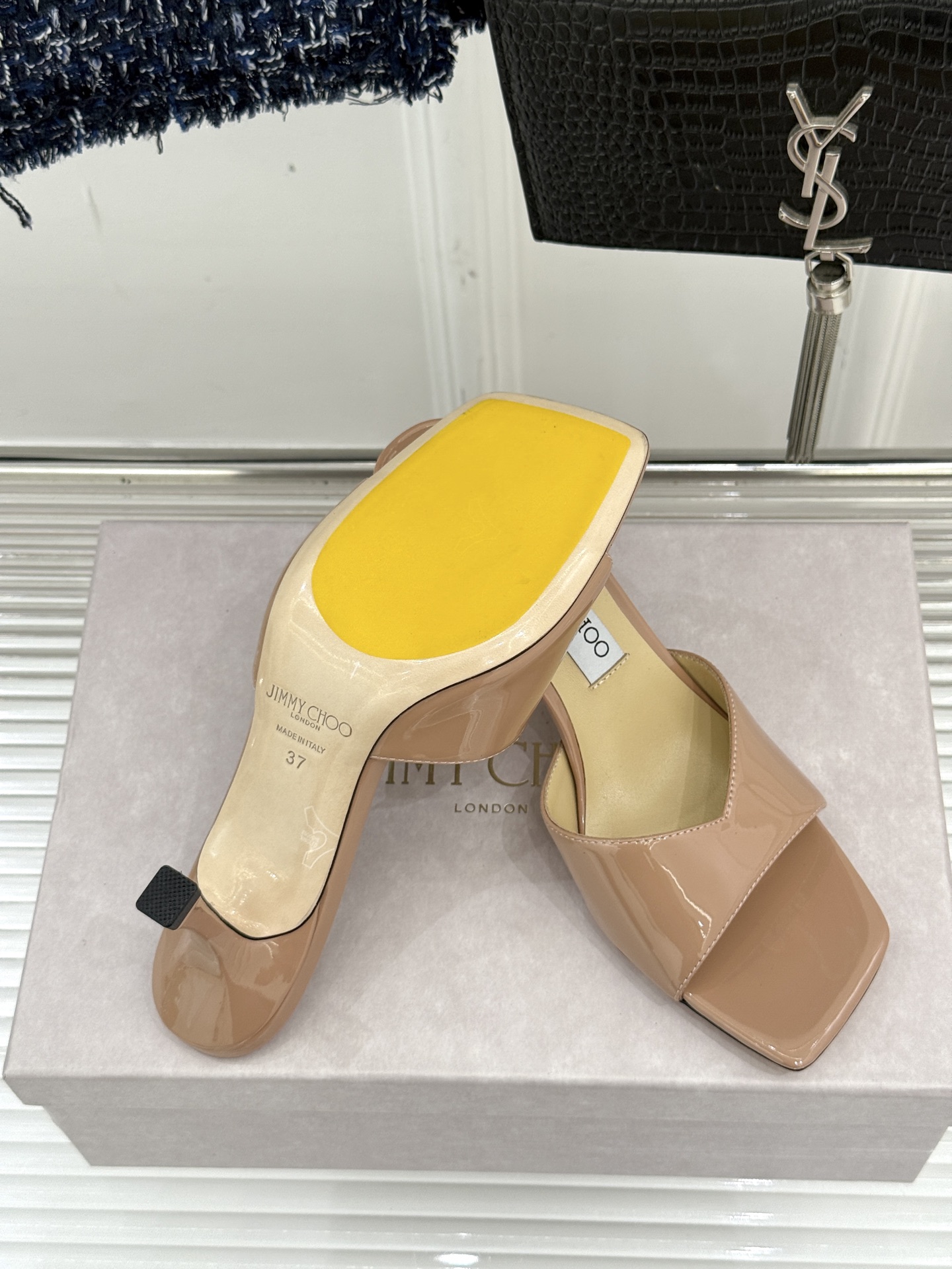 
Jimmy Choo｜吉米周经典
高跟拖鞋
真的是看一眼就爱上的程度 
丝毫不夸张 设计显秀气
上脚贼
