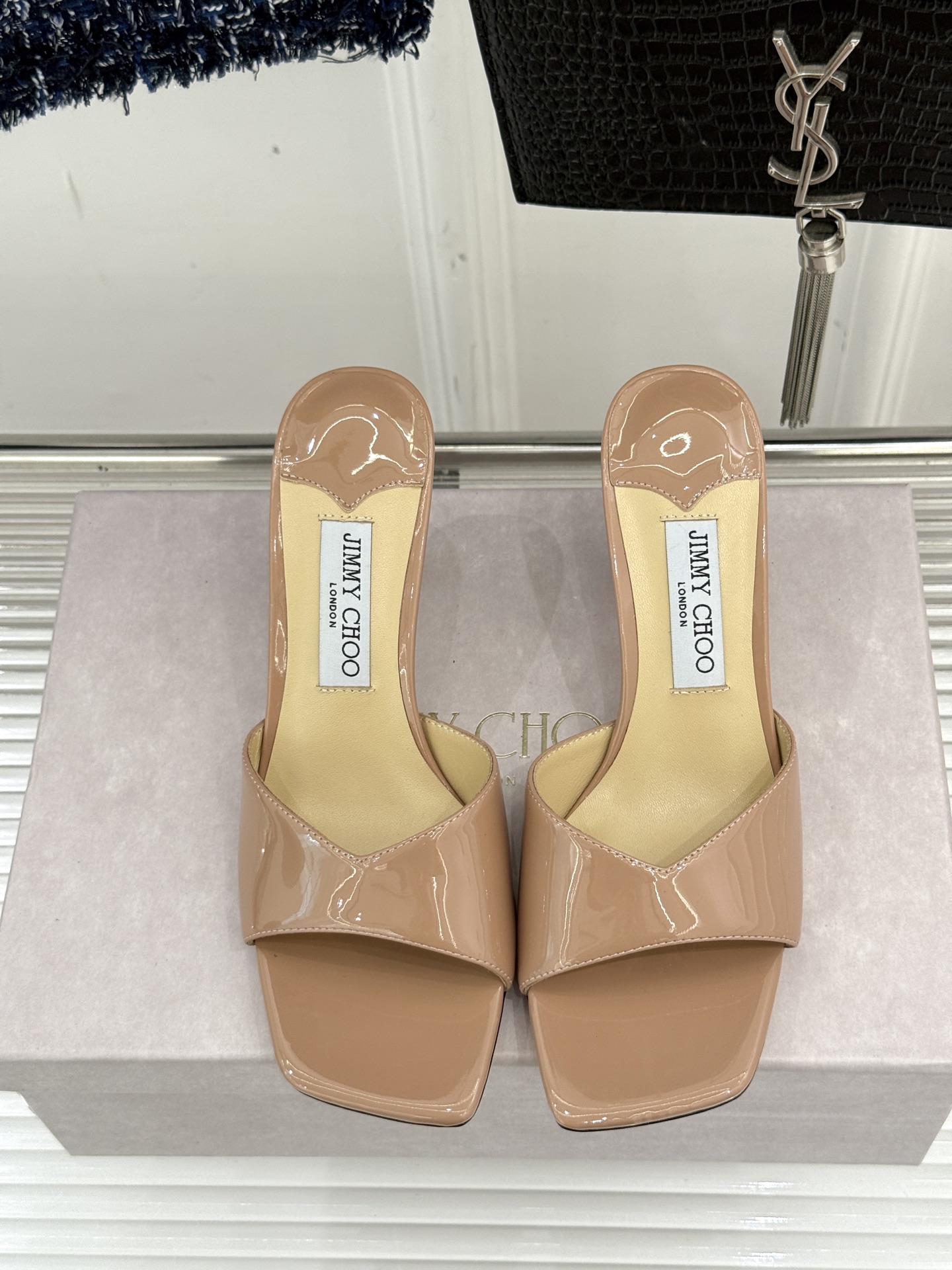 
Jimmy Choo｜吉米周经典
高跟拖鞋
真的是看一眼就爱上的程度 
丝毫不夸张 设计显秀气
上脚贼