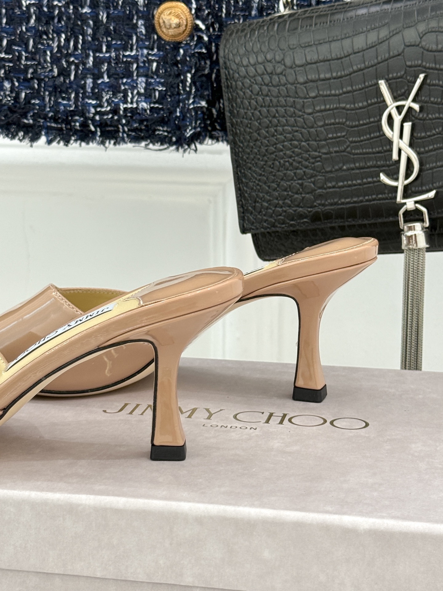 
Jimmy Choo｜吉米周经典
高跟拖鞋
真的是看一眼就爱上的程度 
丝毫不夸张 设计显秀气
上脚贼