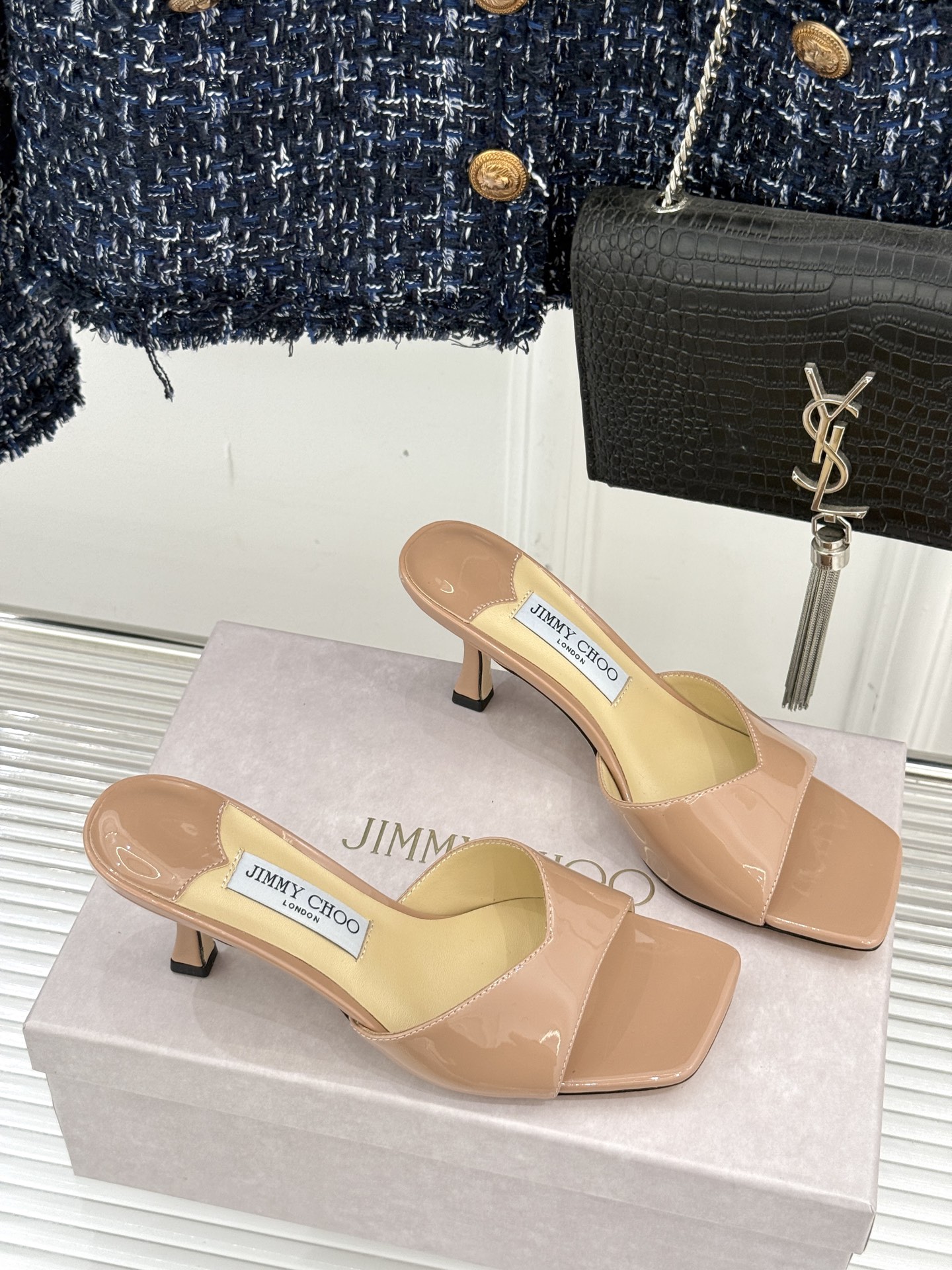 
Jimmy Choo｜吉米周经典
高跟拖鞋
真的是看一眼就爱上的程度 
丝毫不夸张 设计显秀气
上脚贼