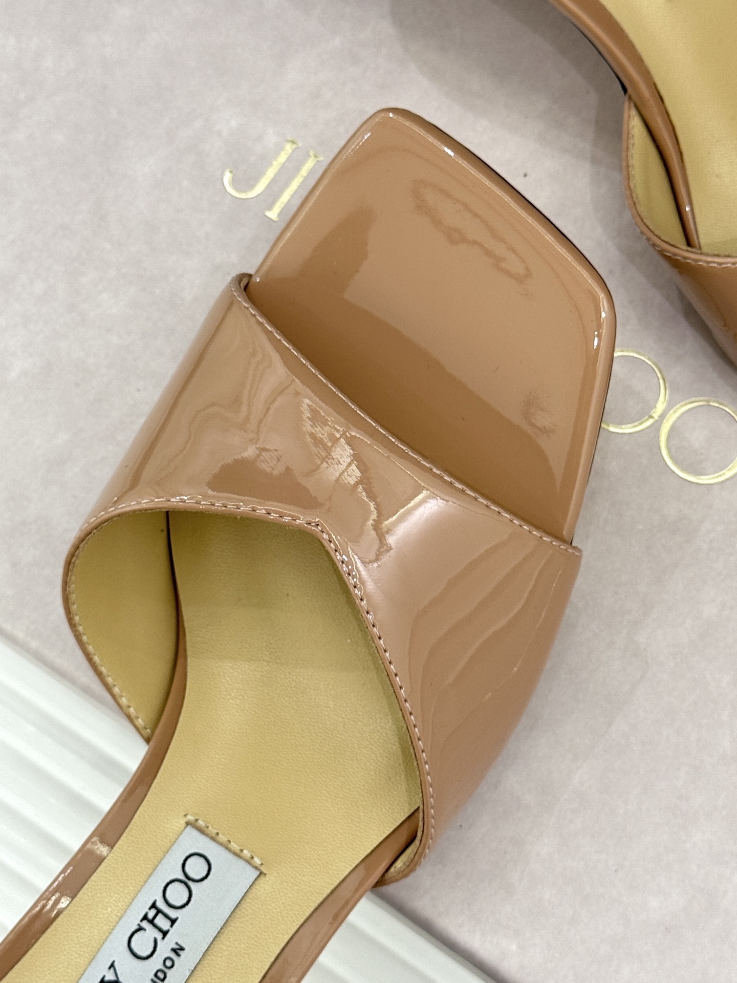 
Jimmy Choo｜吉米周经典
高跟拖鞋
真的是看一眼就爱上的程度 
丝毫不夸张 设计显秀气
上脚贼