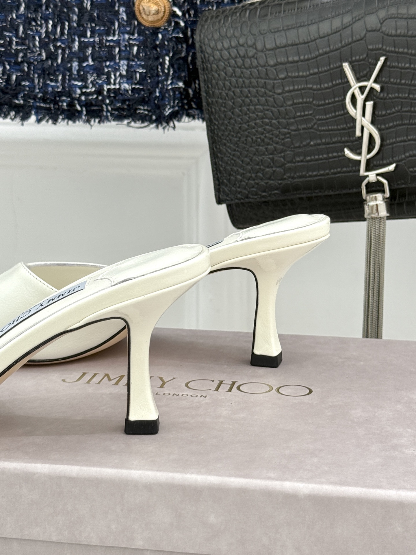 
Jimmy Choo｜吉米周经典
高跟拖鞋
真的是看一眼就爱上的程度 
丝毫不夸张 设计显秀气
上脚贼