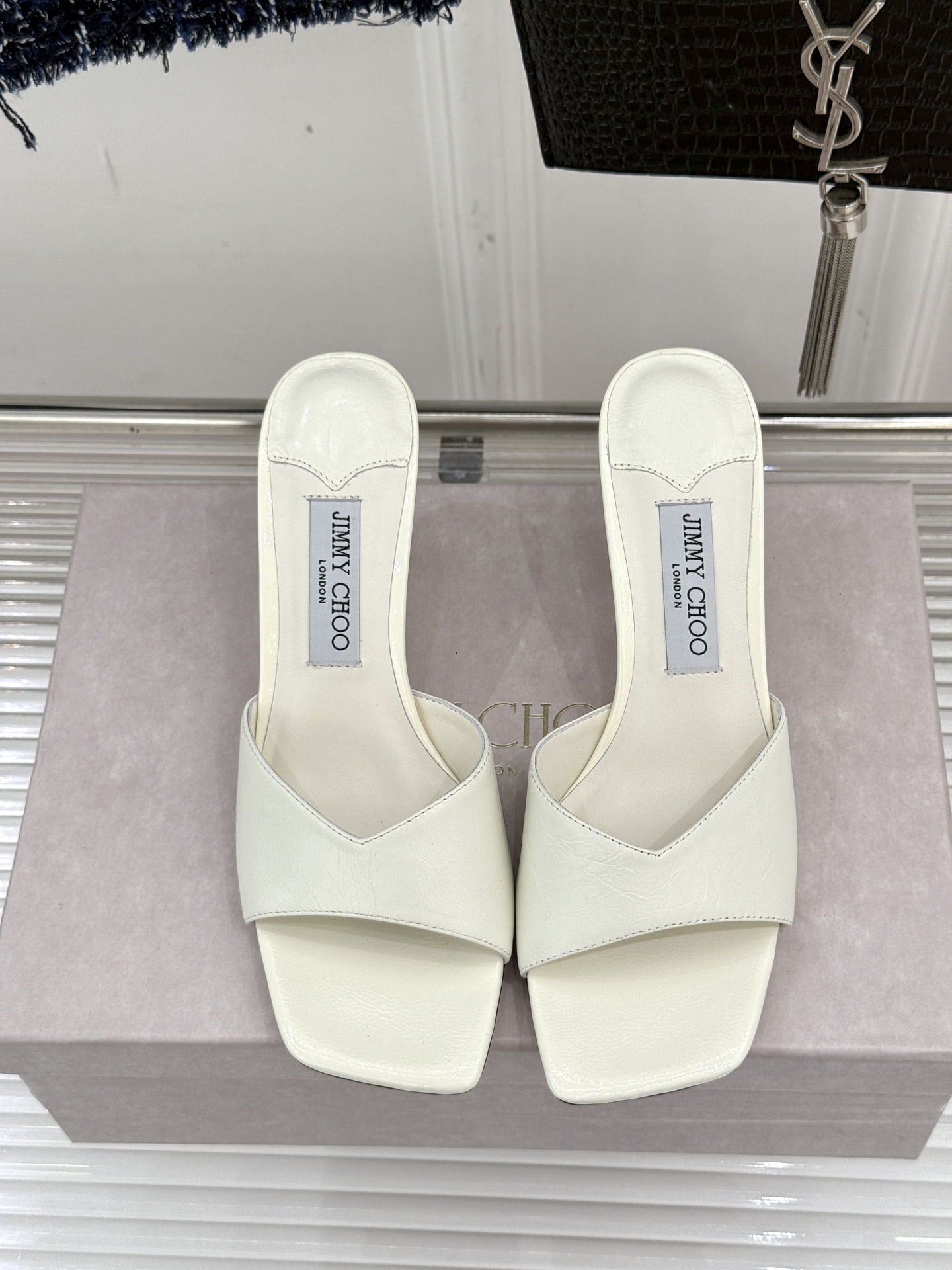 
Jimmy Choo｜吉米周经典
高跟拖鞋
真的是看一眼就爱上的程度 
丝毫不夸张 设计显秀气
上脚贼