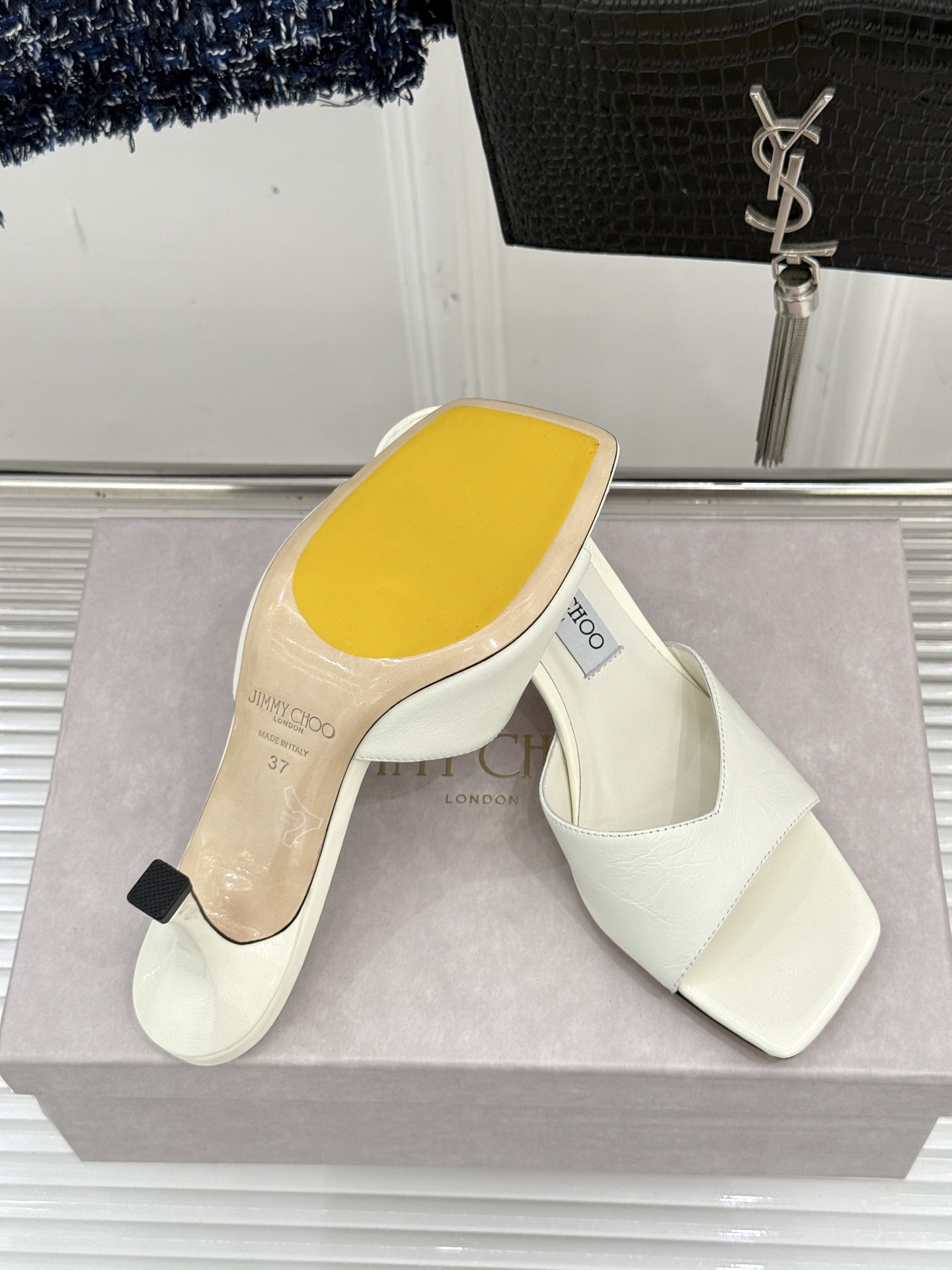 
Jimmy Choo｜吉米周经典
高跟拖鞋
真的是看一眼就爱上的程度 
丝毫不夸张 设计显秀气
上脚贼