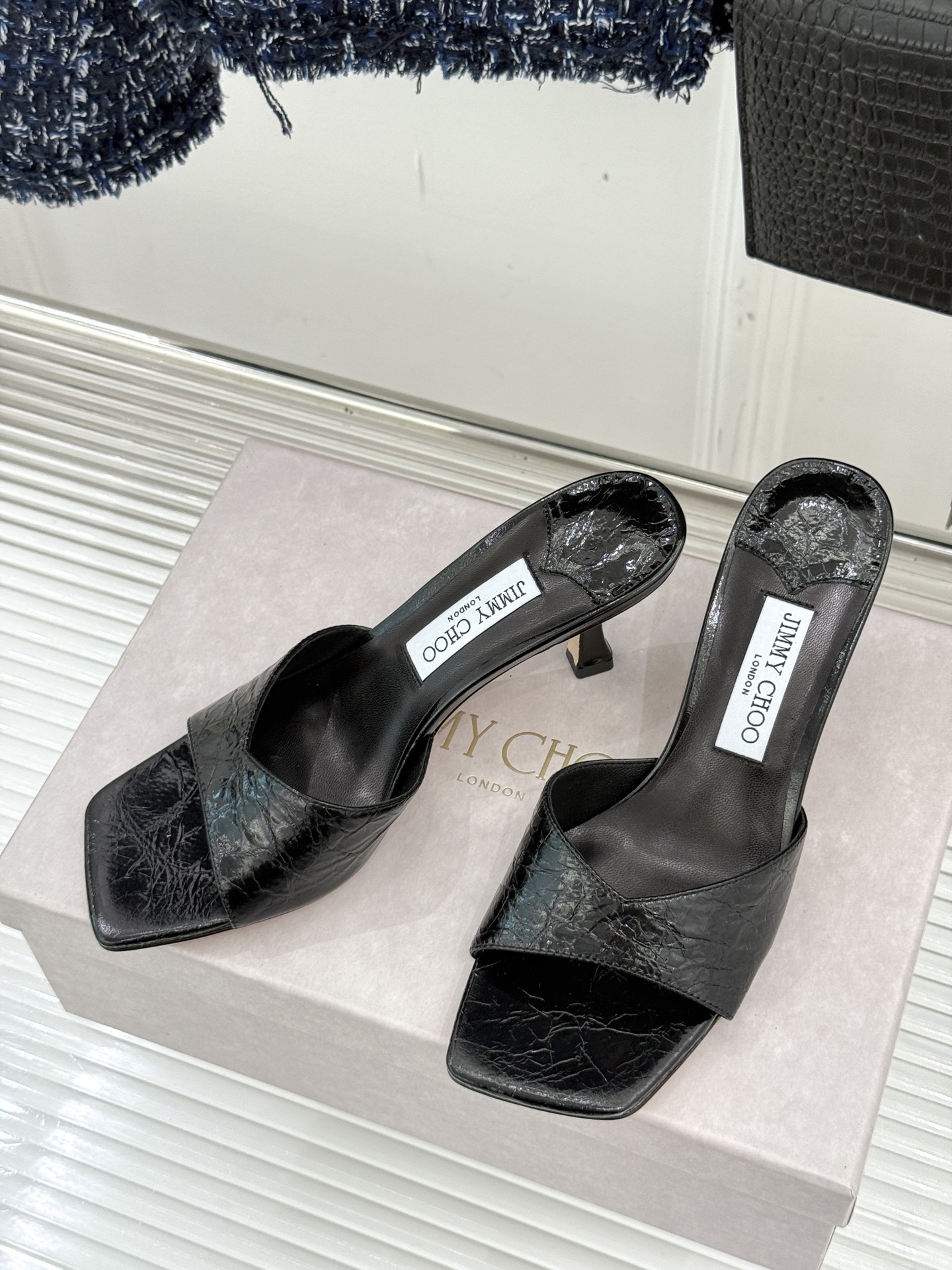 
Jimmy Choo｜吉米周经典
高跟拖鞋
真的是看一眼就爱上的程度 
丝毫不夸张 设计显秀气
上脚贼