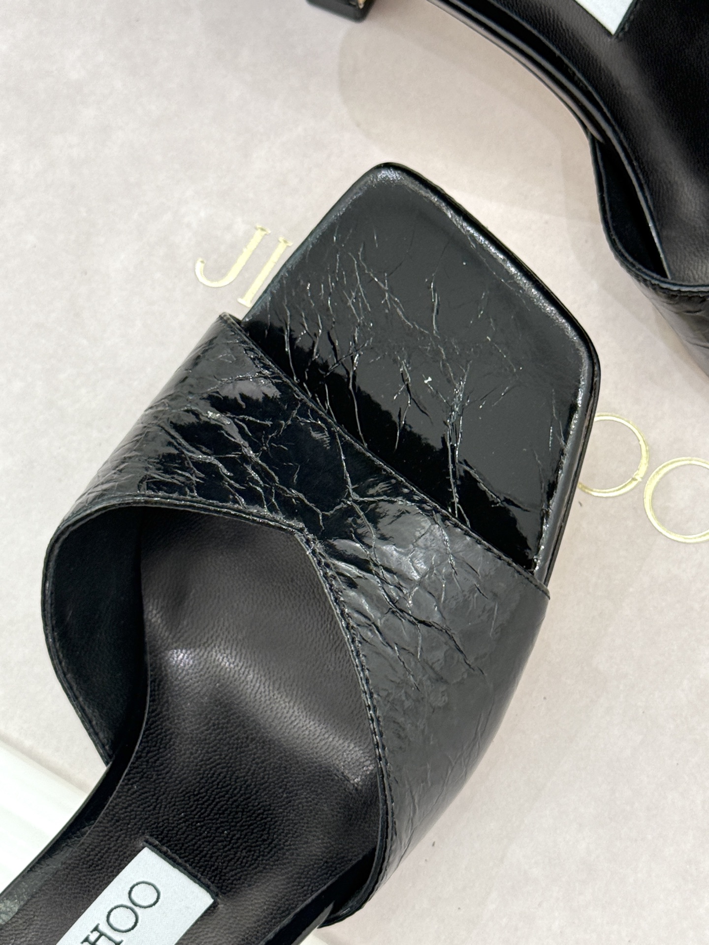 
Jimmy Choo｜吉米周经典
高跟拖鞋
真的是看一眼就爱上的程度 
丝毫不夸张 设计显秀气
上脚贼