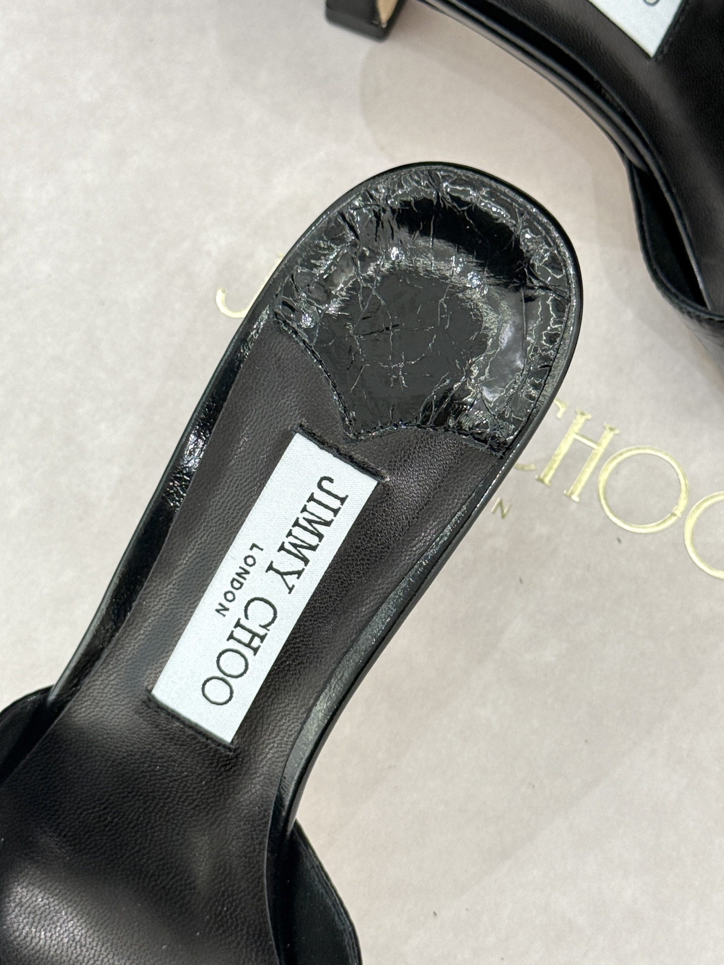 
Jimmy Choo｜吉米周经典
高跟拖鞋
真的是看一眼就爱上的程度 
丝毫不夸张 设计显秀气
上脚贼