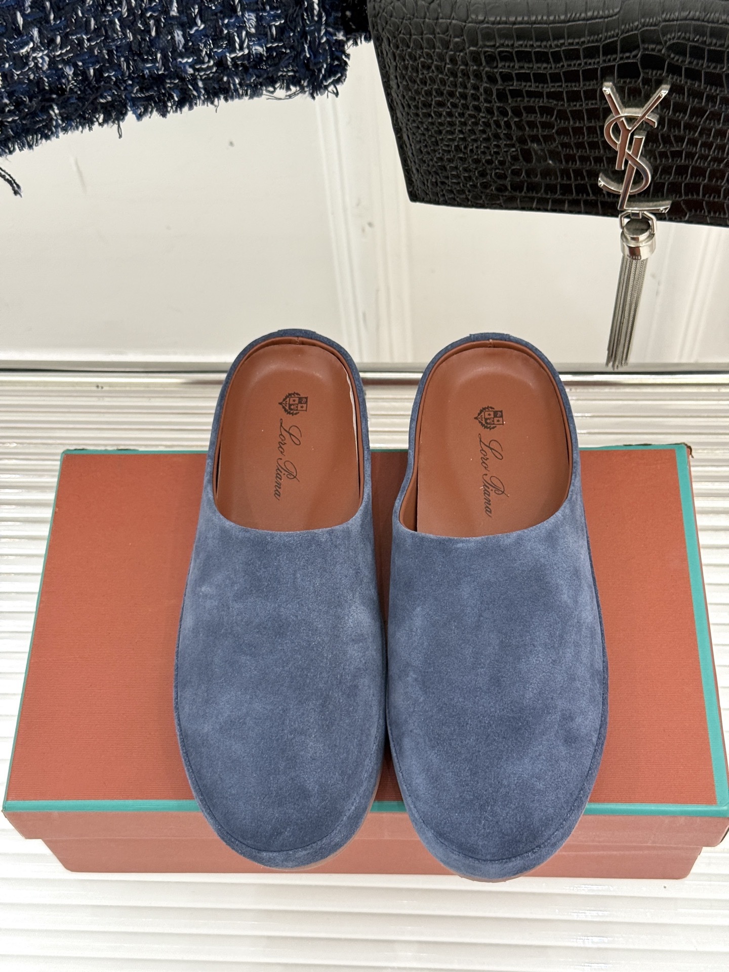 Loro Piana/LWF新品情侣款复古休闲半拖
领略意式匠心与经典格调的精妙融合。
它不只是一双鞋