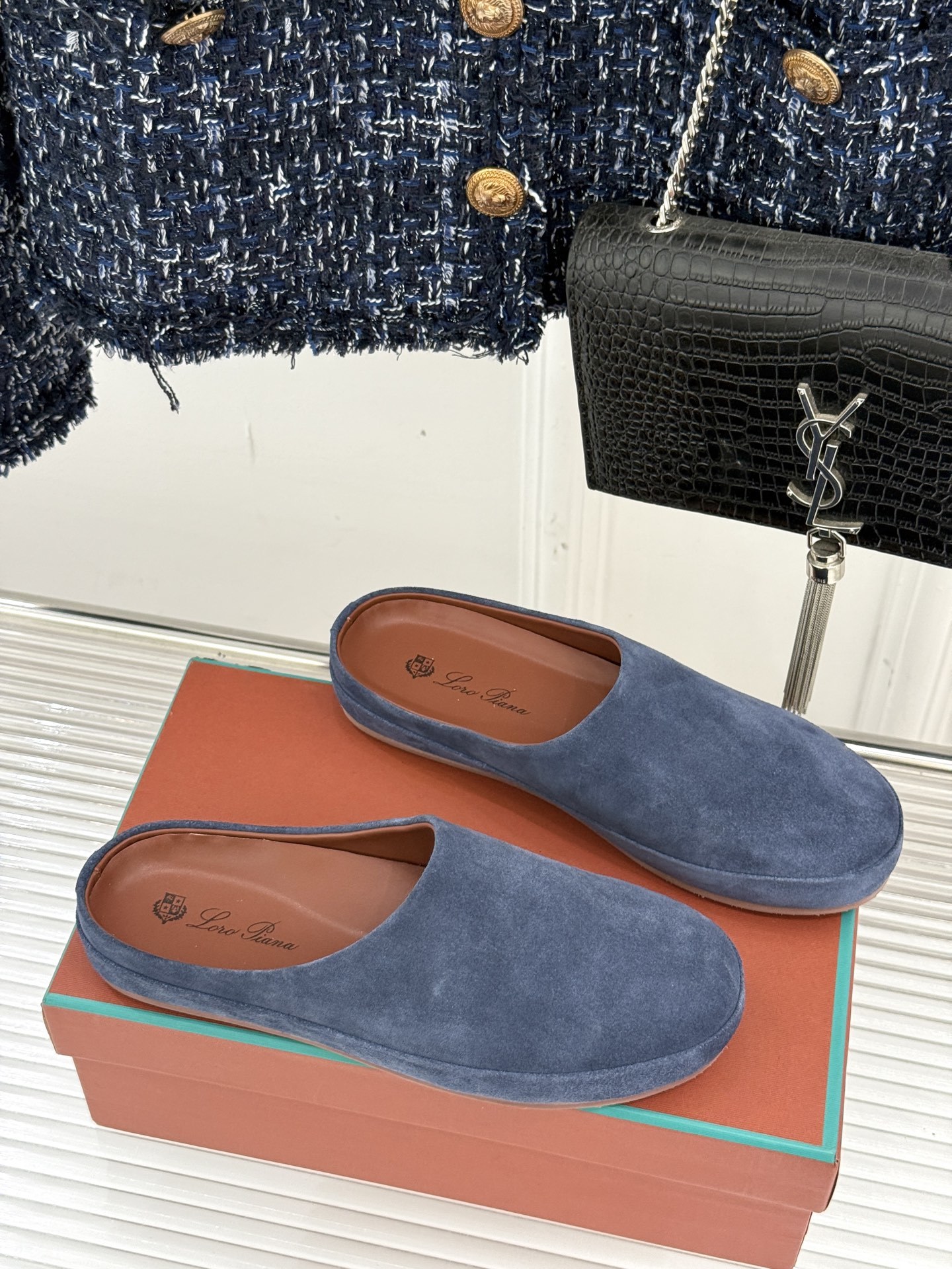 Loro Piana/LWF新品情侣款复古休闲半拖
领略意式匠心与经典格调的精妙融合。
它不只是一双鞋