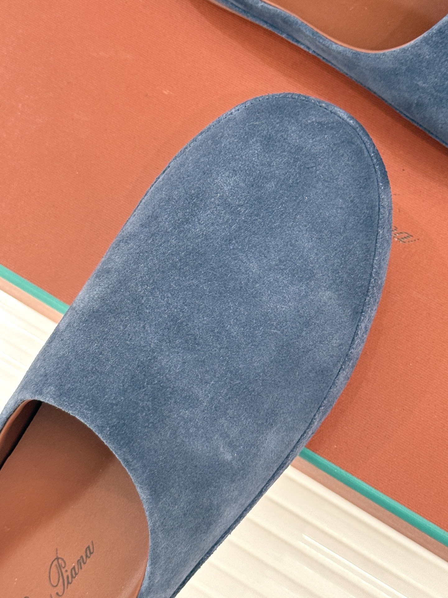 Loro Piana/LWF新品情侣款复古休闲半拖
领略意式匠心与经典格调的精妙融合。
它不只是一双鞋