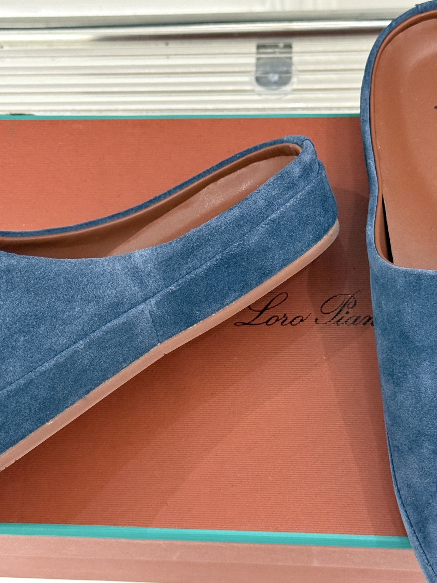 Loro Piana/LWF新品情侣款复古休闲半拖
领略意式匠心与经典格调的精妙融合。
它不只是一双鞋