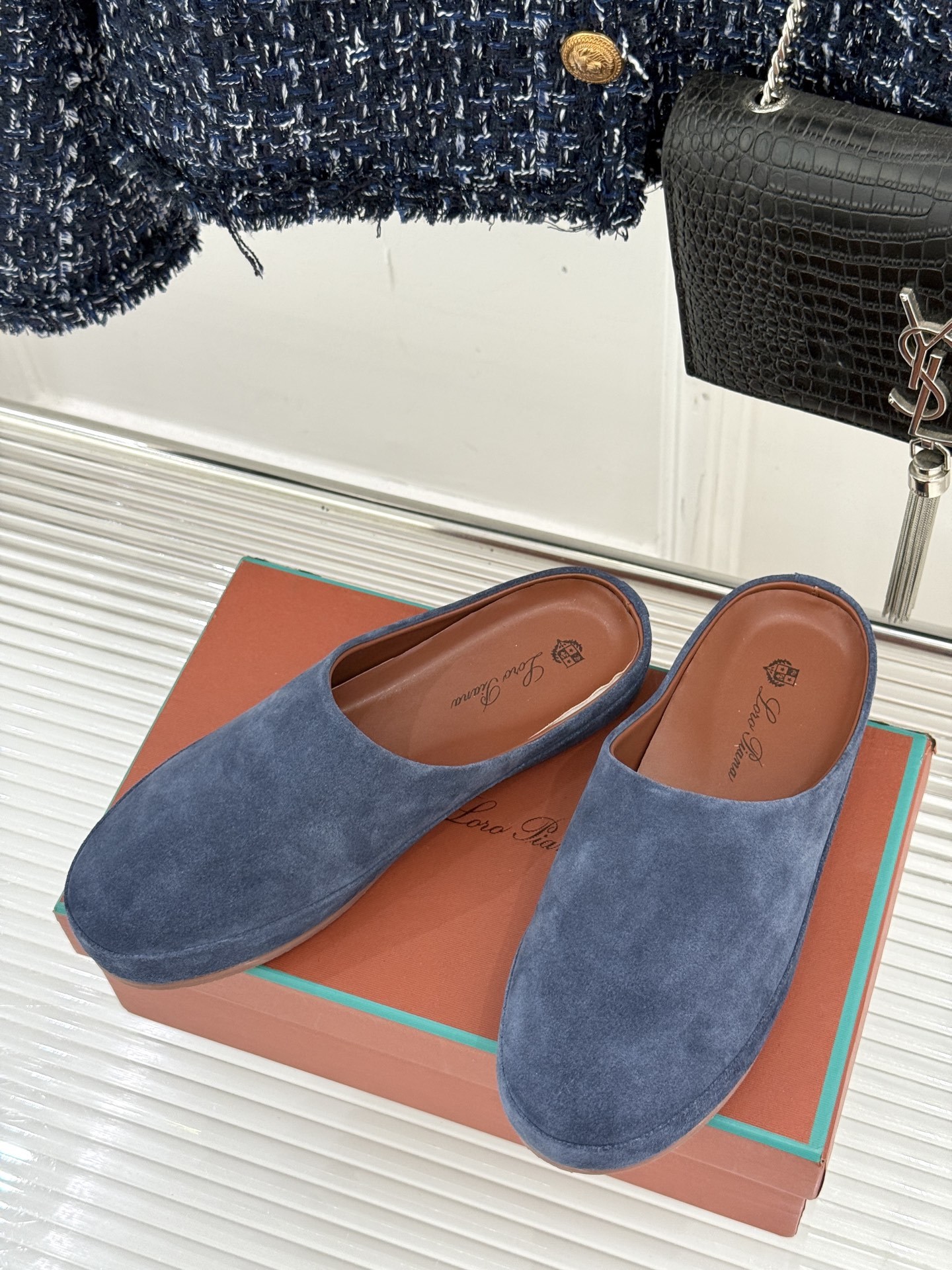 Loro Piana/LWF新品情侣款复古休闲半拖
领略意式匠心与经典格调的精妙融合。
它不只是一双鞋