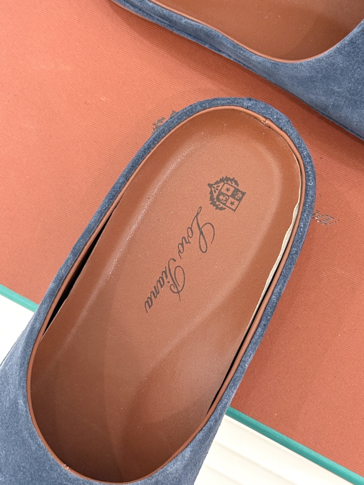 Loro Piana/LWF新品情侣款复古休闲半拖
领略意式匠心与经典格调的精妙融合。
它不只是一双鞋