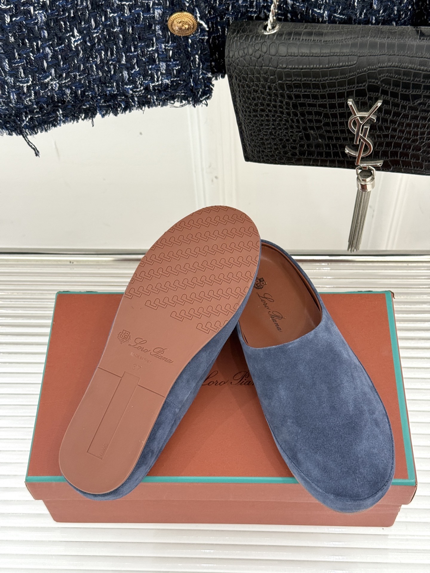 Loro Piana/LWF新品情侣款复古休闲半拖
领略意式匠心与经典格调的精妙融合。
它不只是一双鞋