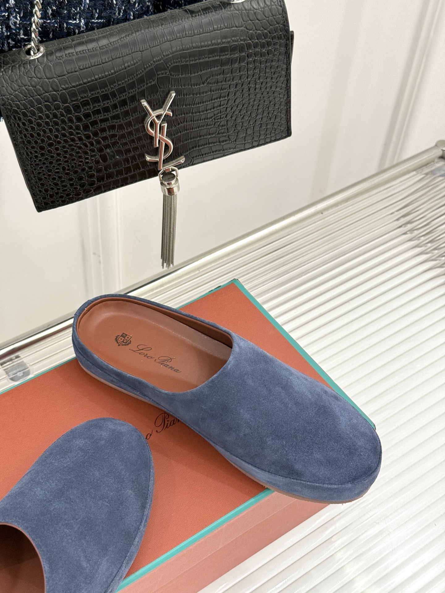 Loro Piana/LWF新品情侣款复古休闲半拖
领略意式匠心与经典格调的精妙融合。
它不只是一双鞋