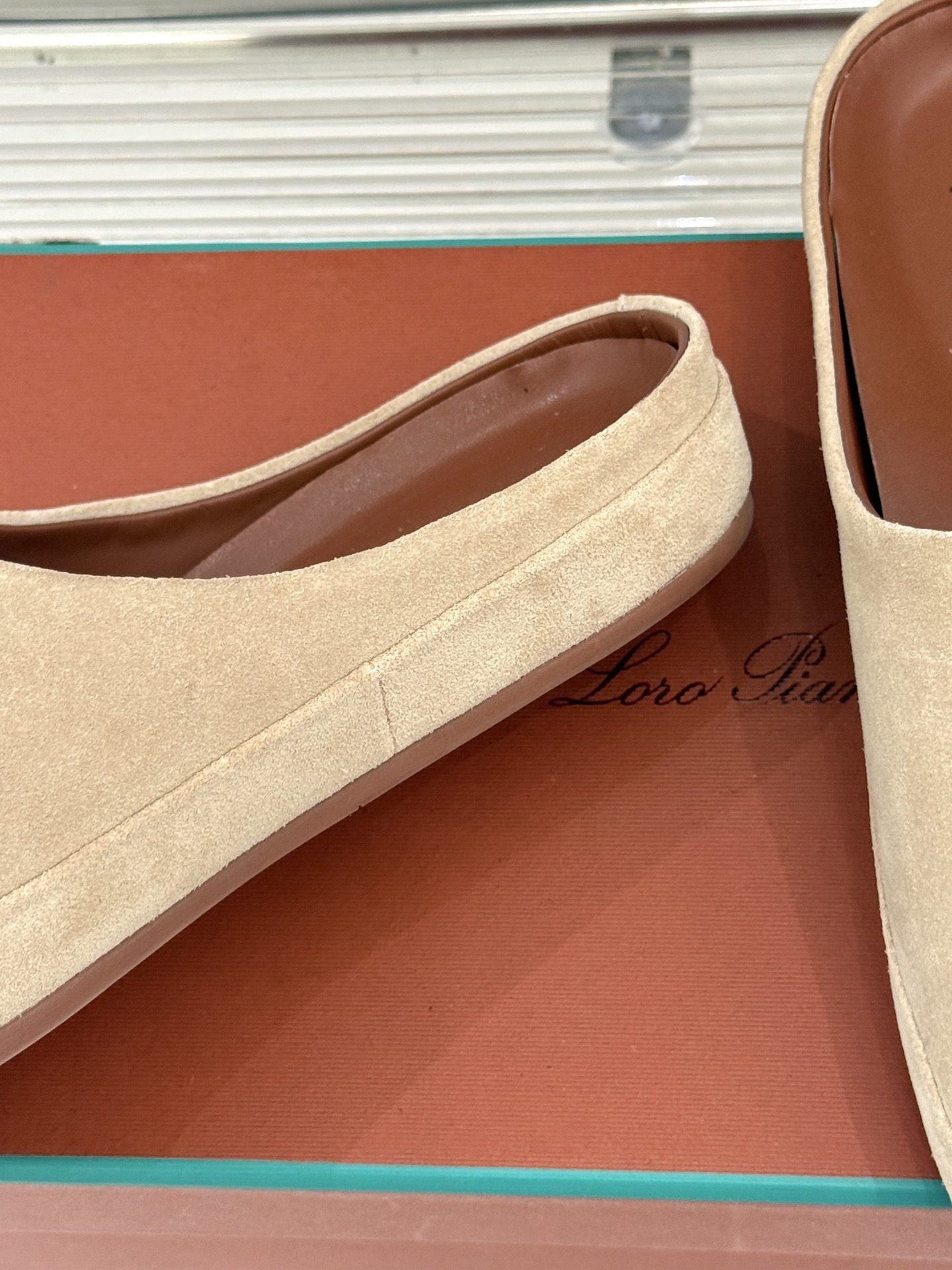 Loro Piana/LWF新品情侣款复古休闲半拖
领略意式匠心与经典格调的精妙融合。
它不只是一双鞋