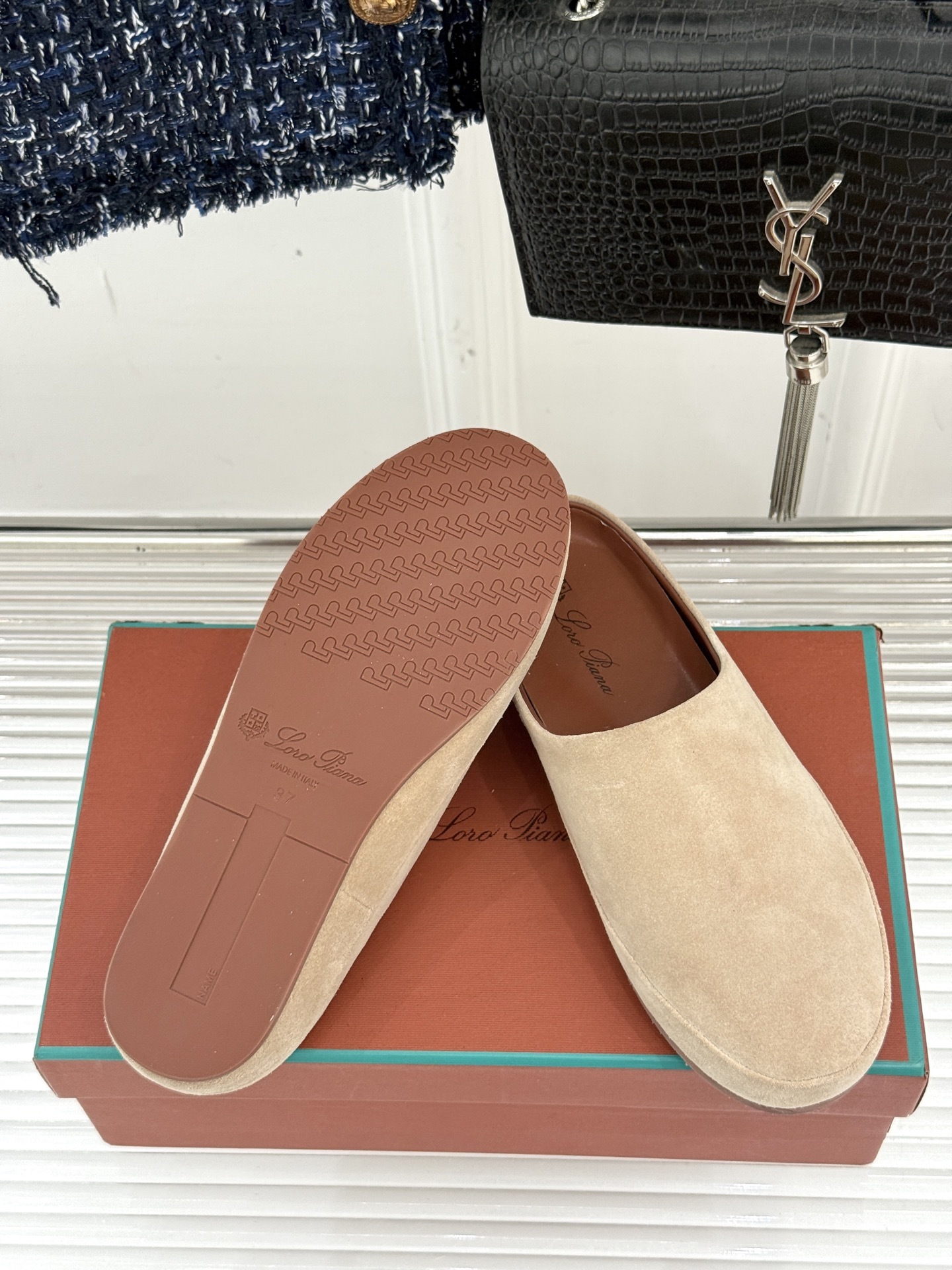 Loro Piana/LWF新品情侣款复古休闲半拖
领略意式匠心与经典格调的精妙融合。
它不只是一双鞋