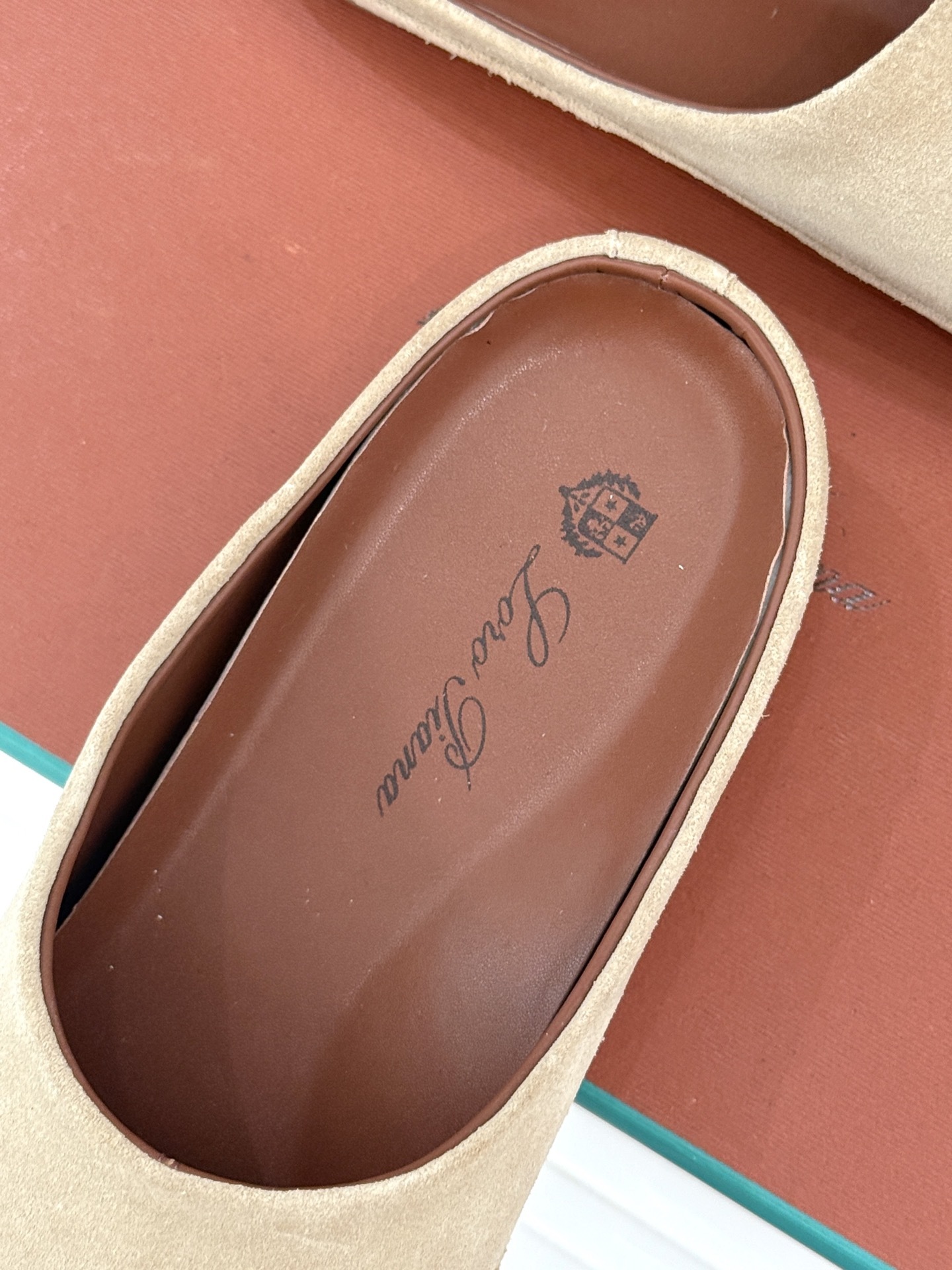 Loro Piana/LWF新品情侣款复古休闲半拖
领略意式匠心与经典格调的精妙融合。
它不只是一双鞋