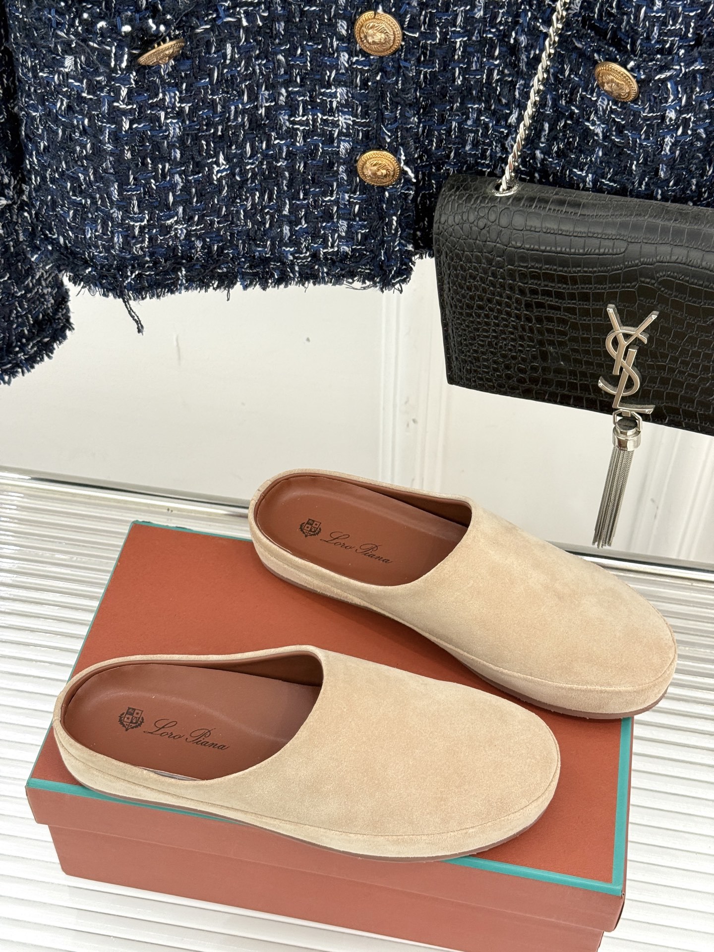 Loro Piana/LWF新品情侣款复古休闲半拖
领略意式匠心与经典格调的精妙融合。
它不只是一双鞋