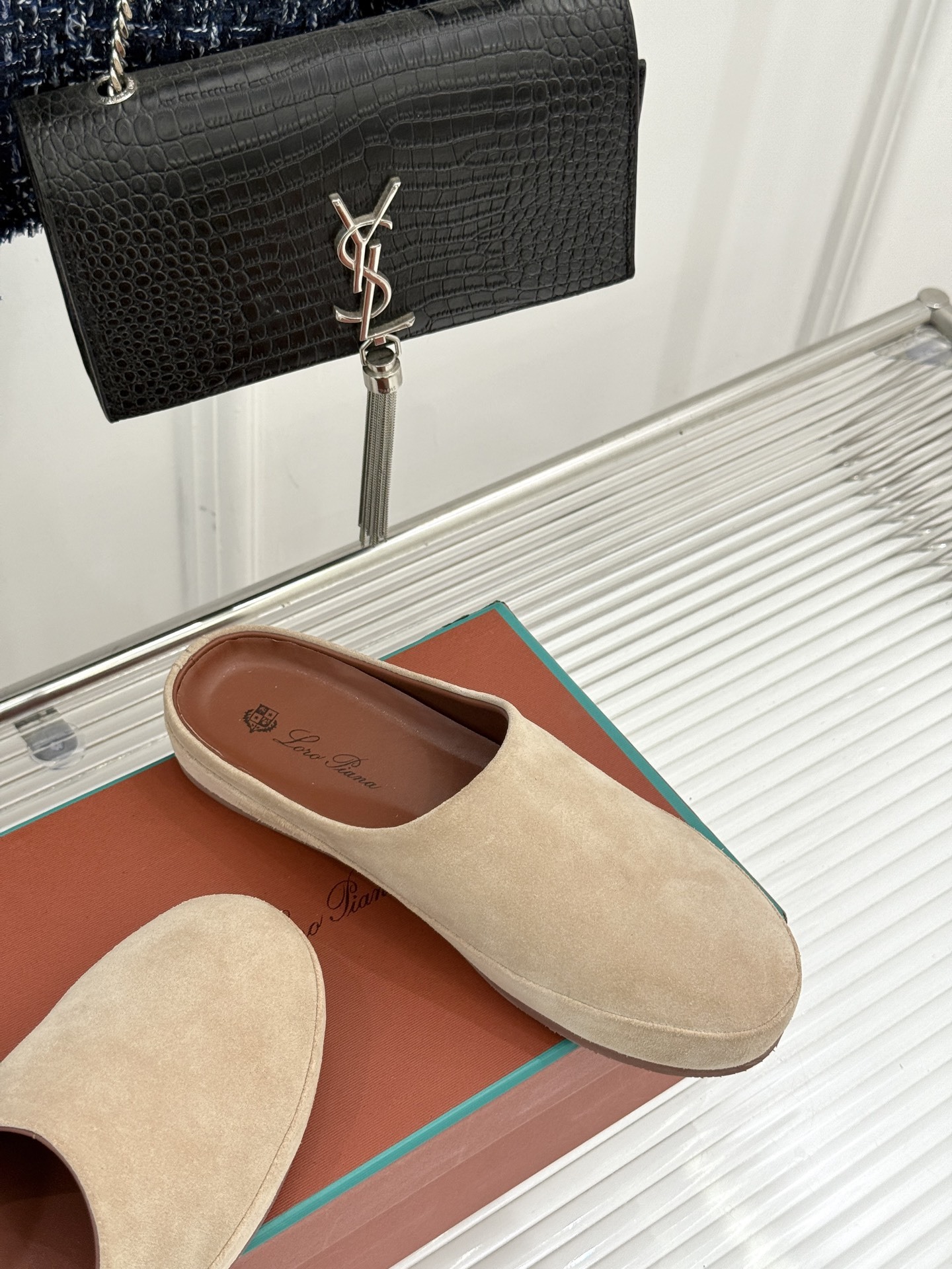 Loro Piana/LWF新品情侣款复古休闲半拖
领略意式匠心与经典格调的精妙融合。
它不只是一双鞋