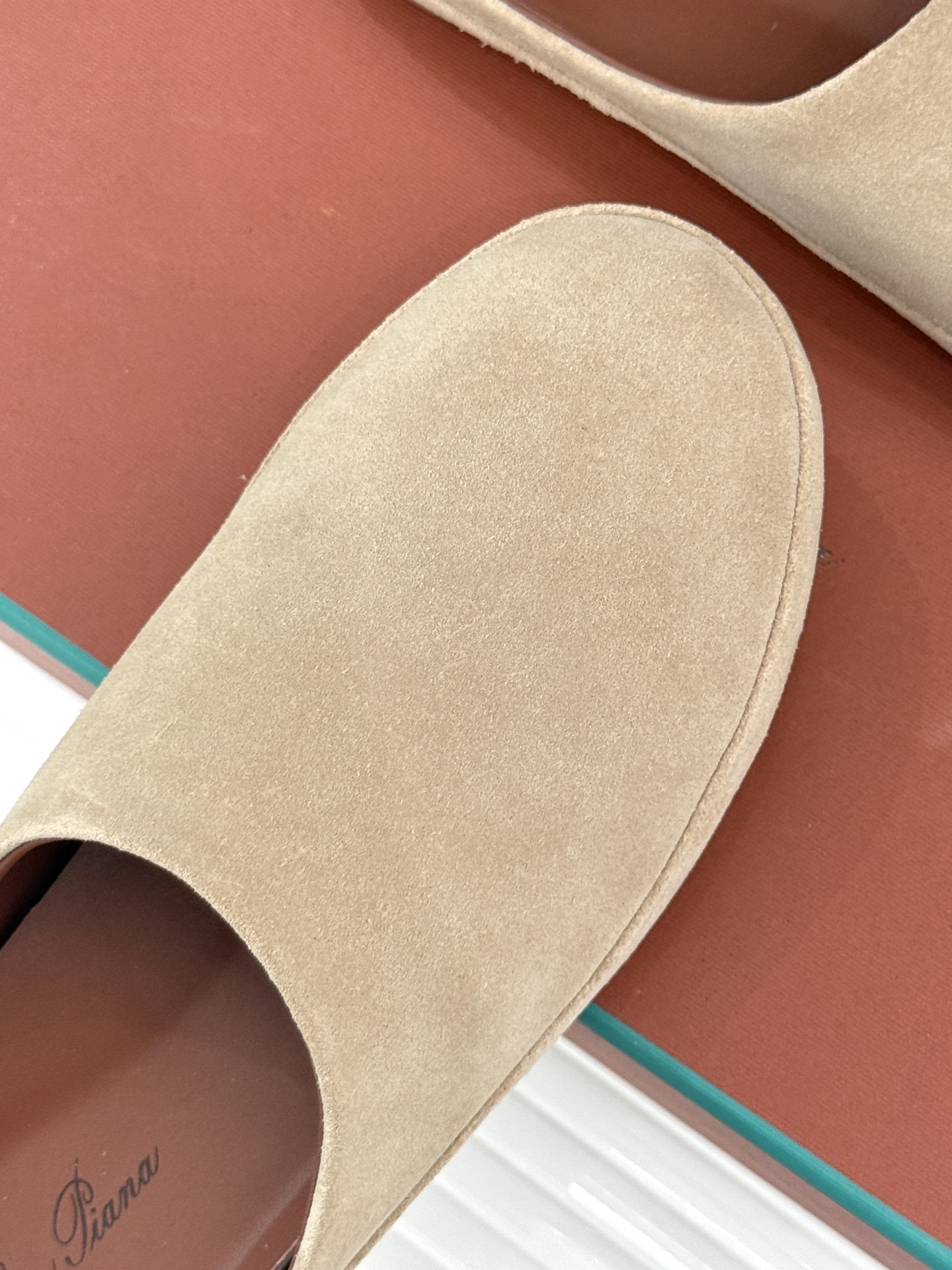 Loro Piana/LWF新品情侣款复古休闲半拖
领略意式匠心与经典格调的精妙融合。
它不只是一双鞋