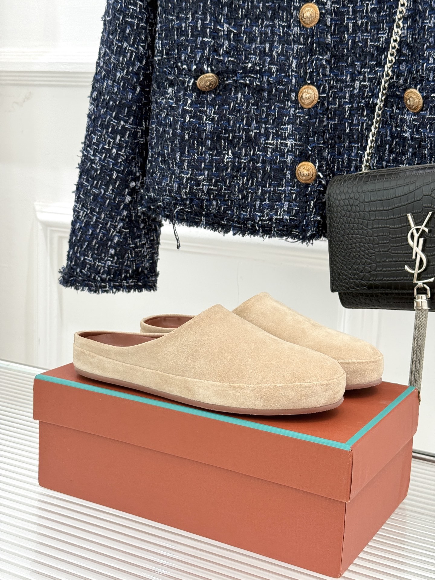 Loro Piana/LWF新品情侣款复古休闲半拖
领略意式匠心与经典格调的精妙融合。
它不只是一双鞋